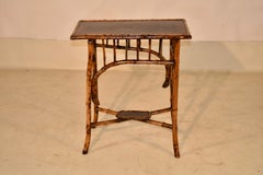 Tavolino francese del XIX secolo in bambù color tartaruga con decorazioni in stile chinoiserie