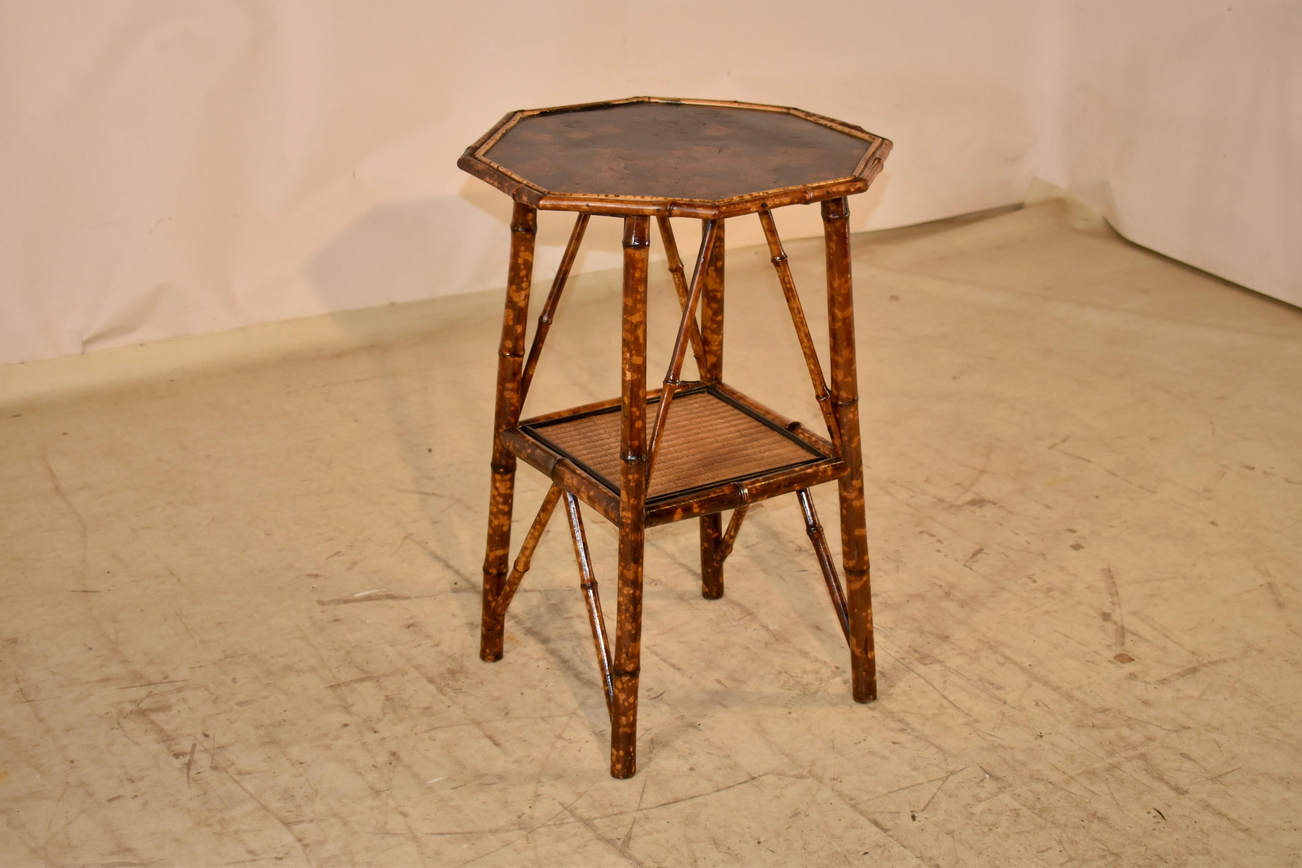 Français Table française du 19ème siècle en bambou torsadé avec plateau Chinoiserie en vente