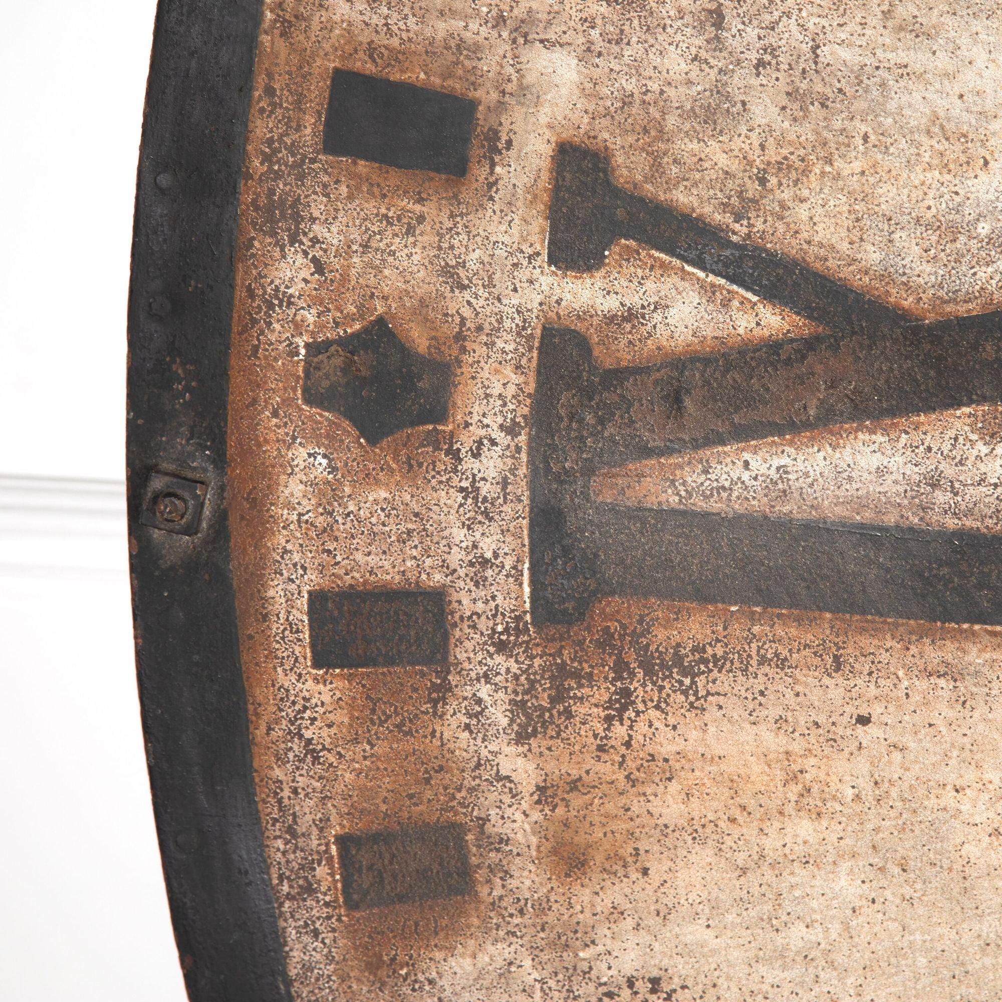 Superbe cadran d'horloge de grande tour du 19ème siècle provenant de France.
Avec visage et mains en métal peint d'origine. La peinture a été usée pendant des années, ce qui lui donne une belle apparence.
Il a encore une partie du mécanisme