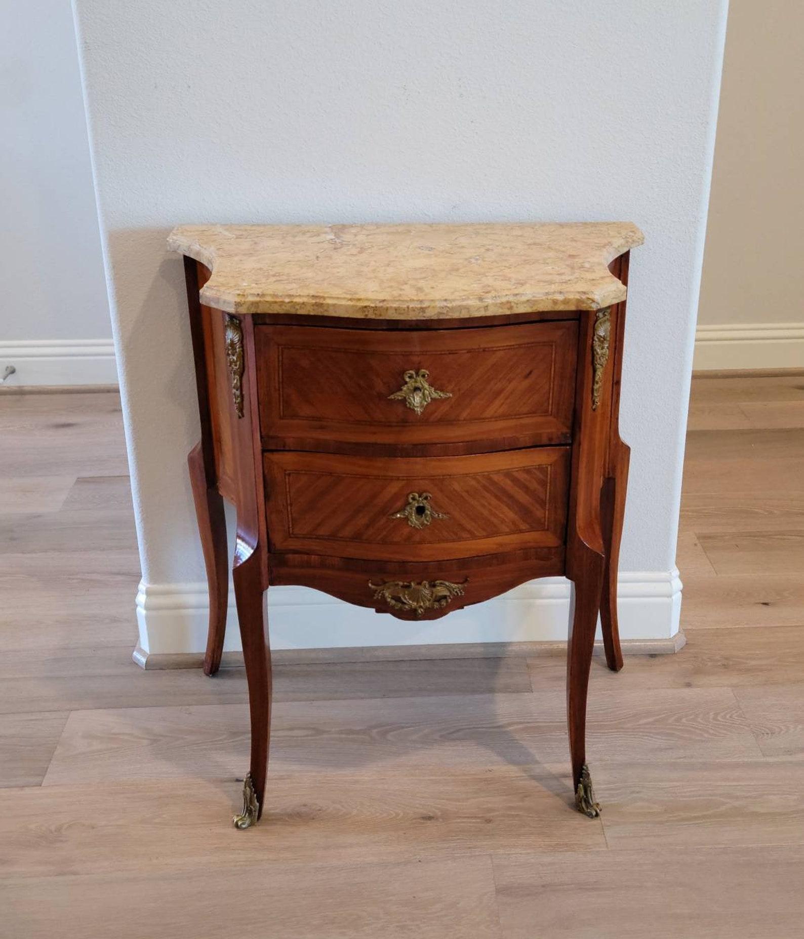 An elegant French Transitional Louis XV - Louis XVI style Kingwood petite sauteuse. circa 1870

Exquisitely hand-crafted in France during the luxurious Belle Époque period of the second half of the 19th century, most likely Parisian work, having a