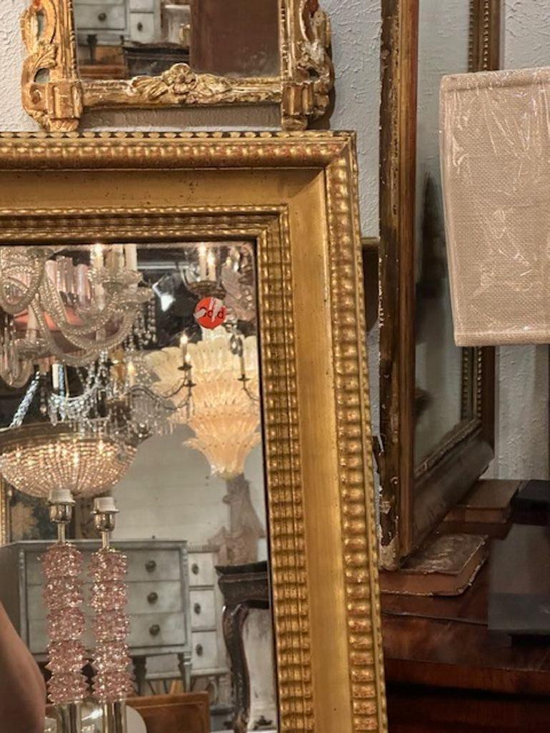 Specchio francese di transizione del XIX secolo, intagliato e in legno dorato In condizioni buone in vendita a Dallas, TX