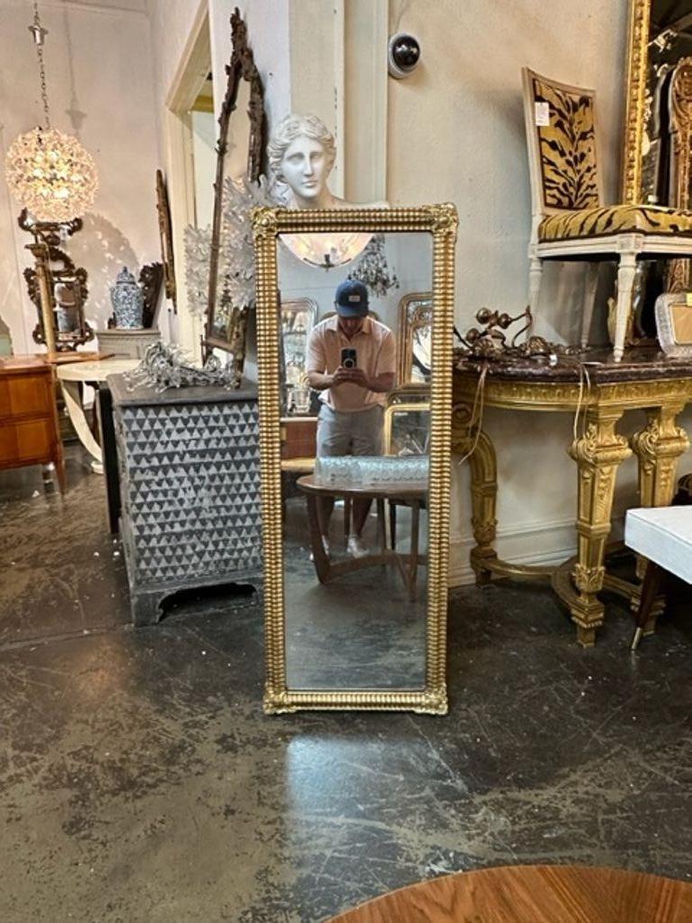 Ravissant miroir étroit en bois doré sculpté de style transitionnel français du XIXe siècle. Très belle patine et sculptures. Idéal pour une variété de décors !