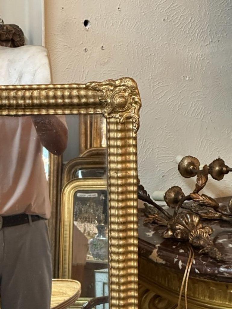 Miroir étroit de style transitionnel français du 19ème siècle en bois doré sculpté Bon état - En vente à Dallas, TX