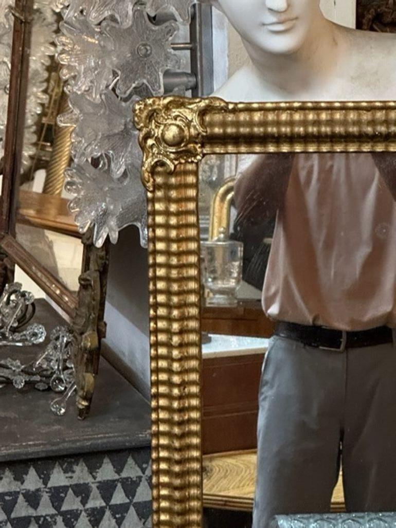 XIXe siècle Miroir étroit de style transitionnel français du 19ème siècle en bois doré sculpté en vente