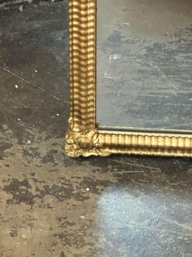 Bois doré Miroir étroit de style transitionnel français du 19ème siècle en bois doré sculpté en vente