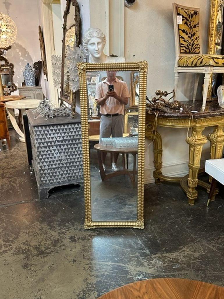 Miroir étroit de style transitionnel français du 19ème siècle en bois doré sculpté en vente 1