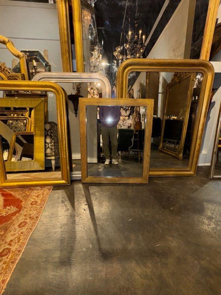 Questo specchio in legno dorato di transizione francese del XIX secolo aggiunge un tocco di eleganza a qualsiasi spazio. Questo specchio antico è un'aggiunta straordinaria all'arredamento di qualsiasi casa e riflette luce e stile grazie al suo