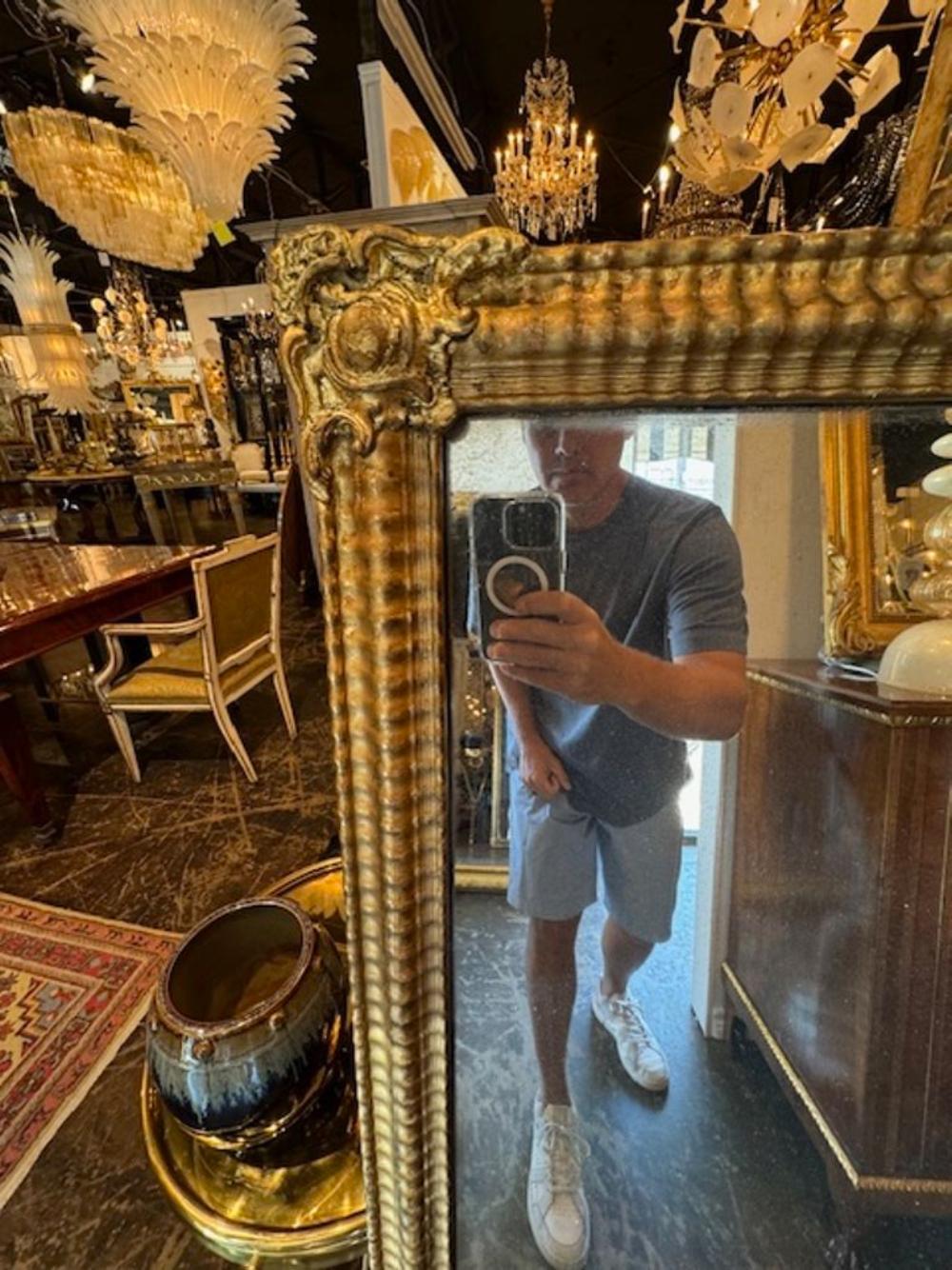Francese Specchio francese di transizione in legno dorato del XIX secolo in vendita