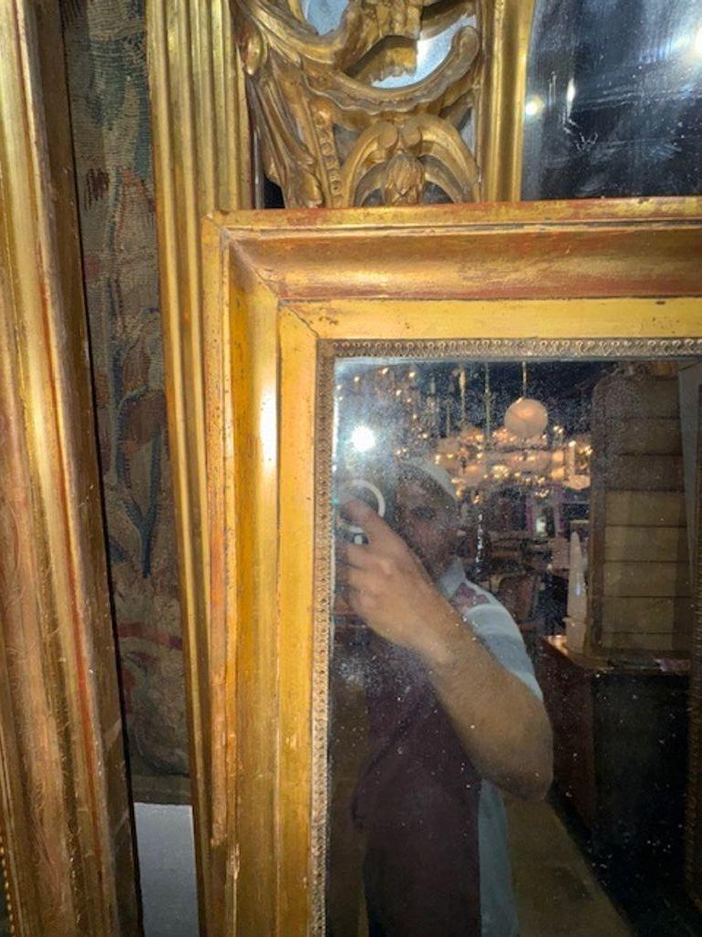 Francese Specchio francese di transizione in legno dorato del XIX secolo in vendita