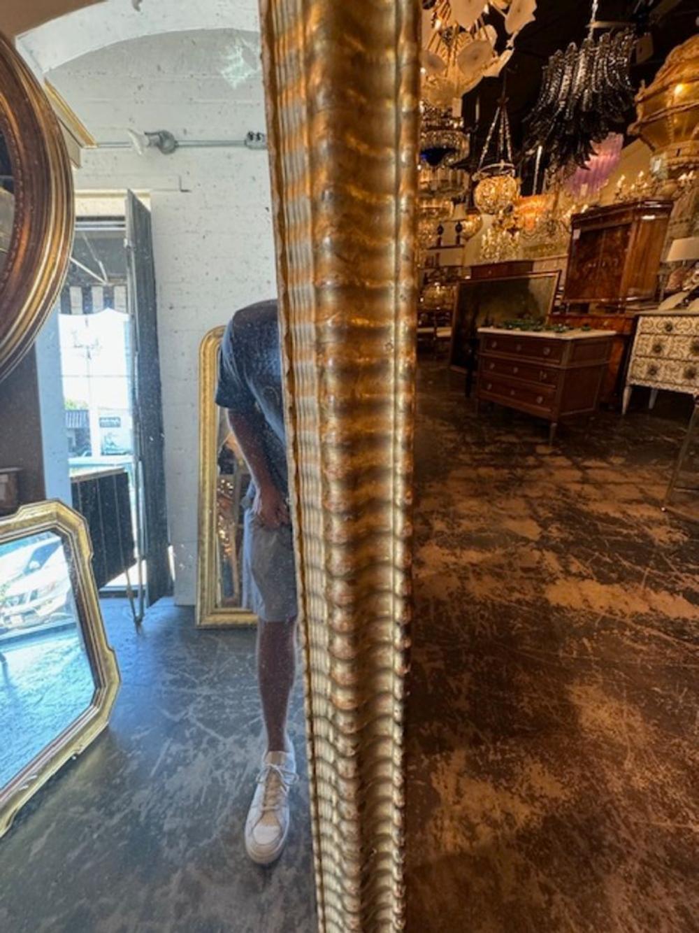Specchio francese di transizione in legno dorato del XIX secolo In condizioni buone in vendita a Dallas, TX