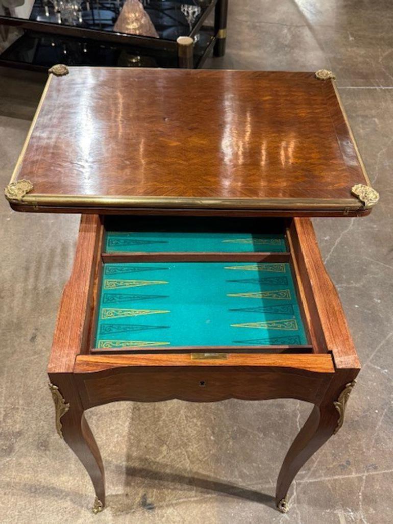 19th Century French Transitional Kingwood and Mahogany Inlaid Game Table en venta 1
