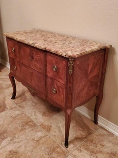 Commode en acajou de style transitionnel français du XIXe siècle