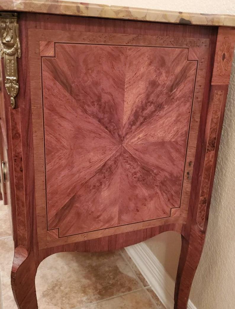 Ottone Commode francese di transizione in mogano del XIX secolo in vendita