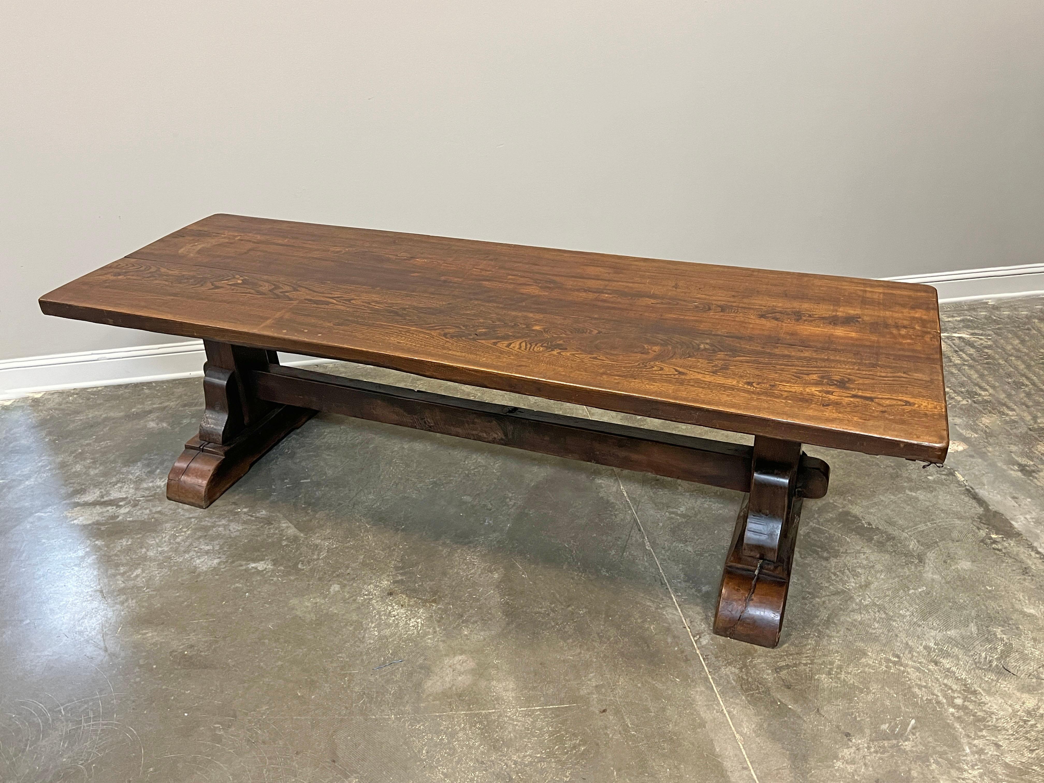Mesa de caballete francesa del siglo XIX procedente de Southern France. Dos piezas macizas de hermoso roble componen la encimera de 5 cm de grosor. Pata maciza pesada con caballete que une las patas.