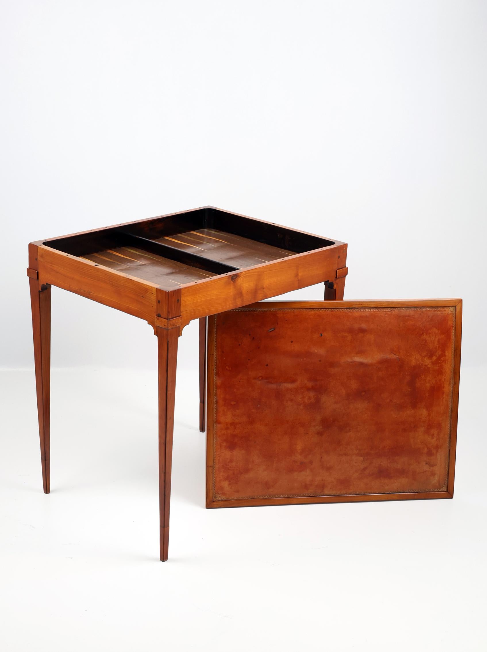 Französischer Tric Trac-Spieltisch des 19. Jahrhunderts, Kirschbaumholz (Louis XVI.) im Angebot