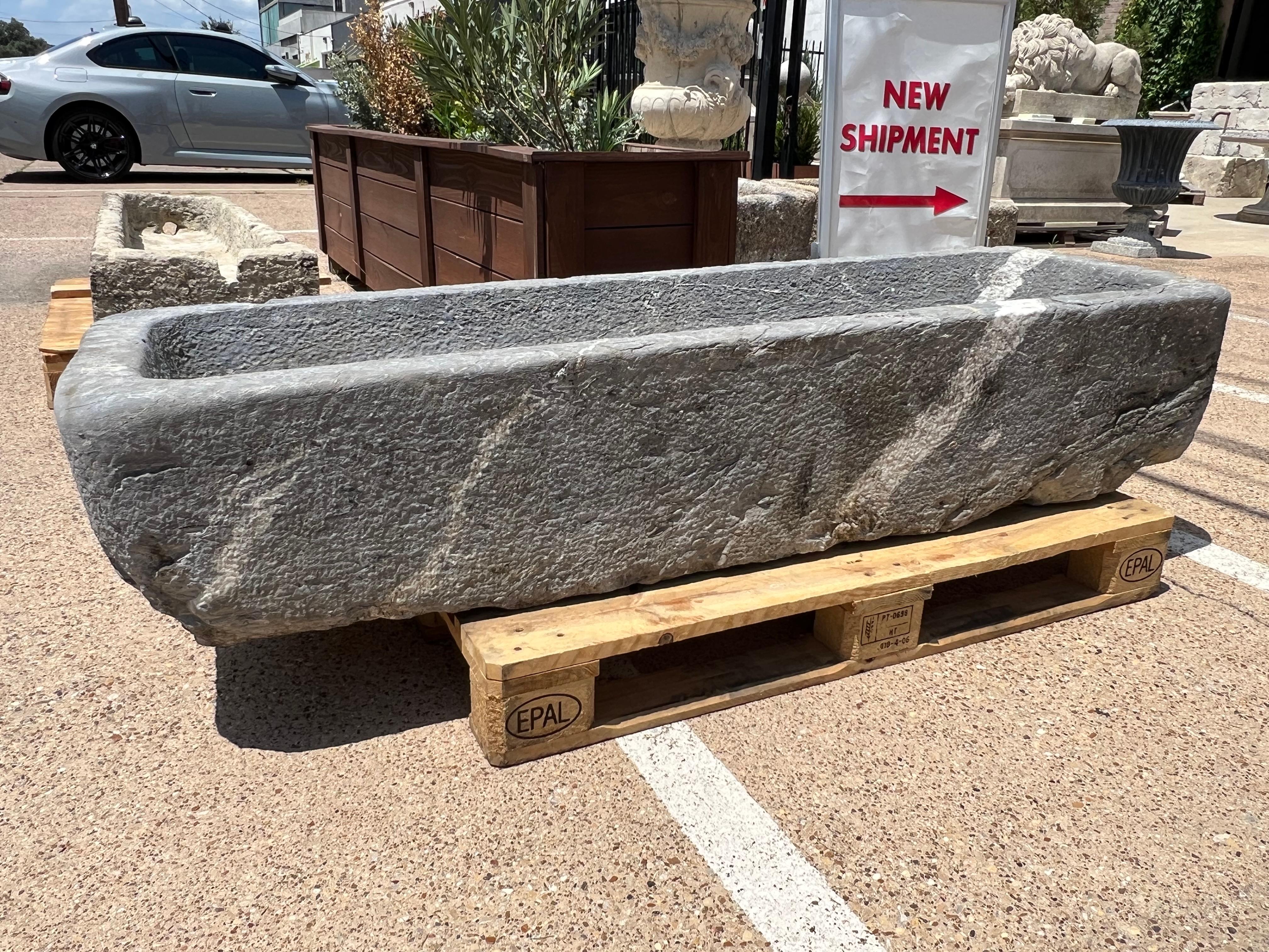 Abreuvoir français du 19ème siècle en rare A Stone bleue des Pyrénées en vente 4