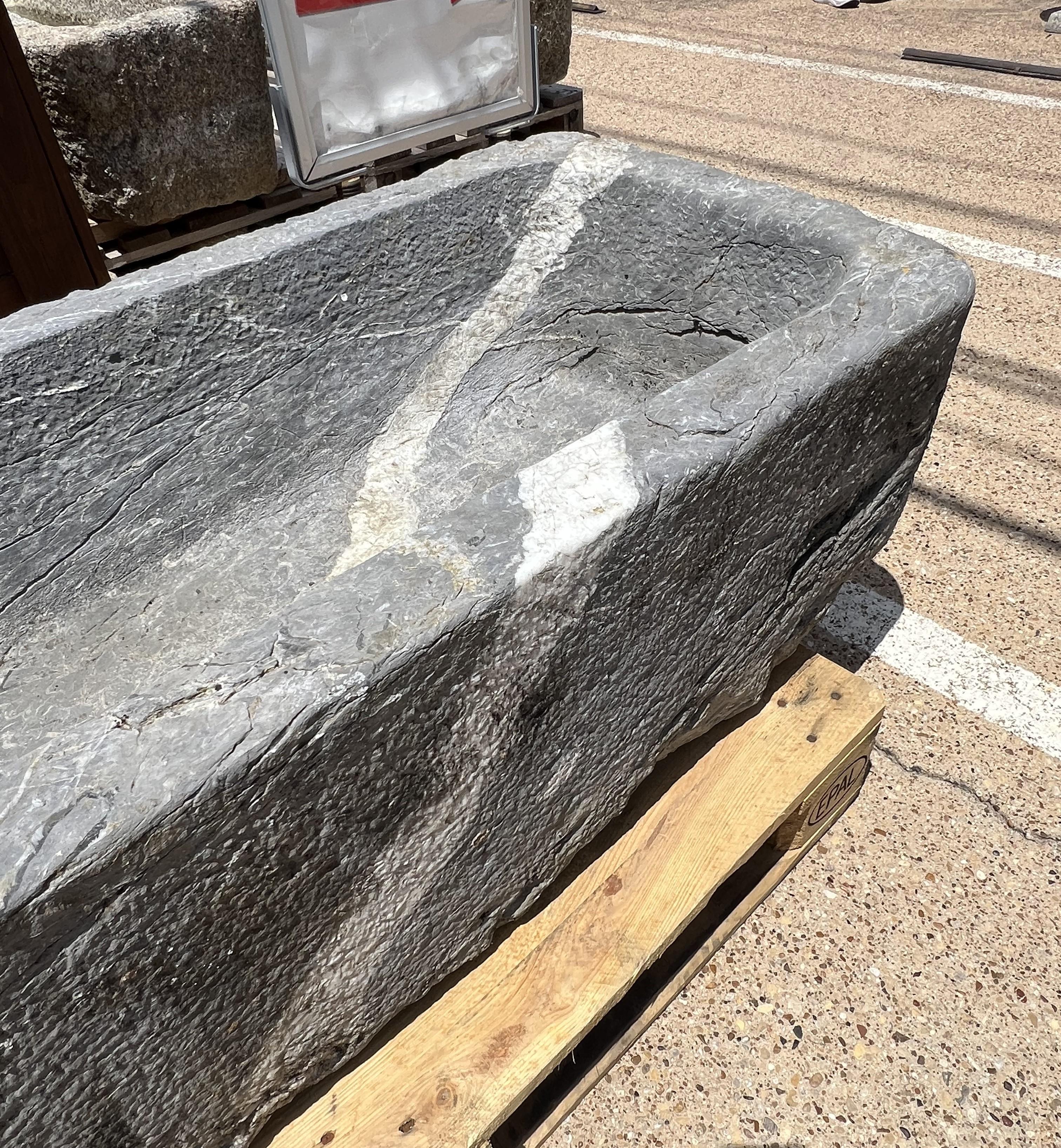 Abreuvoir français du 19ème siècle en rare A Stone bleue des Pyrénées en vente 5
