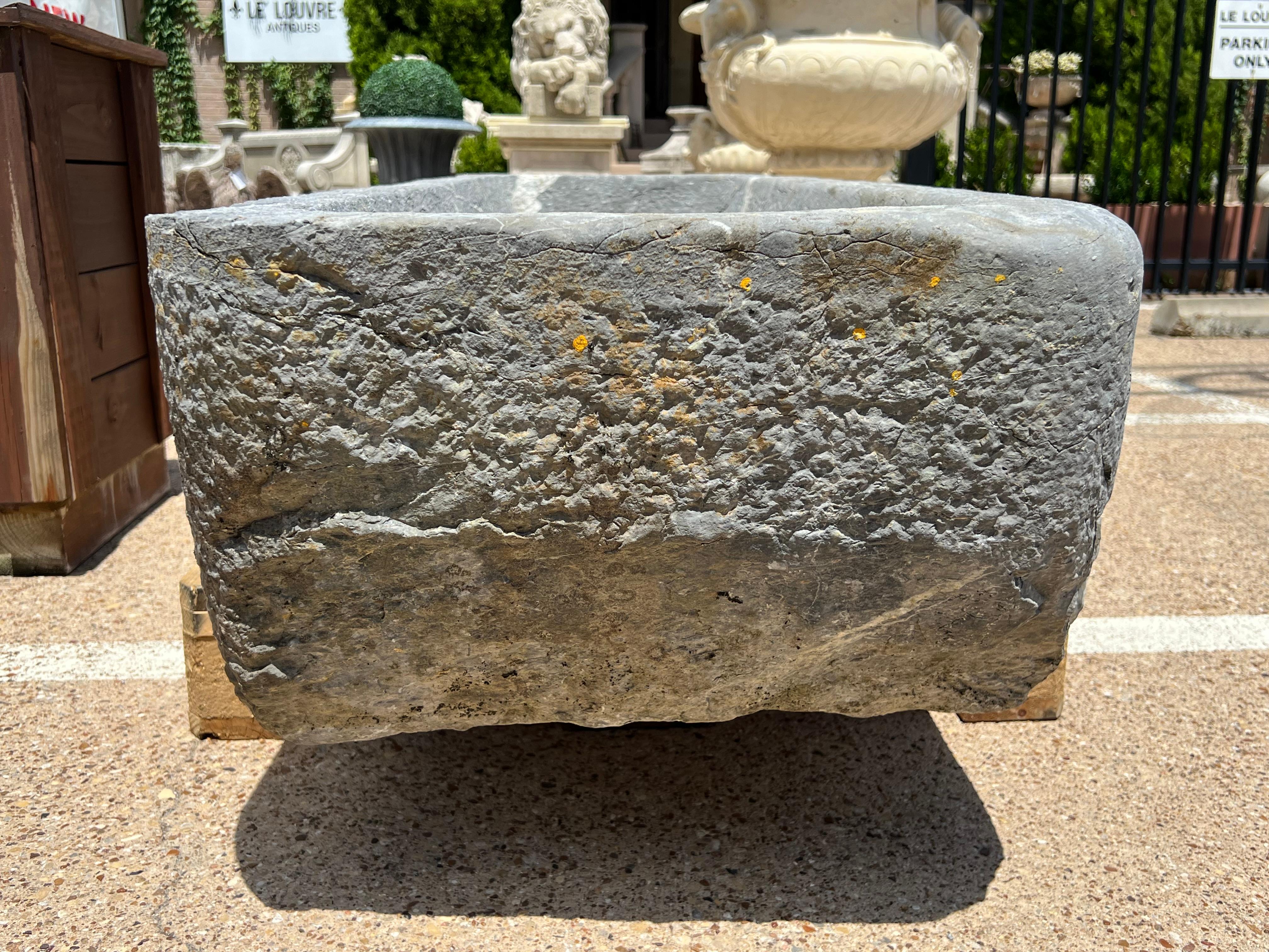 Sculpté à la main Abreuvoir français du 19ème siècle en rare A Stone bleue des Pyrénées en vente