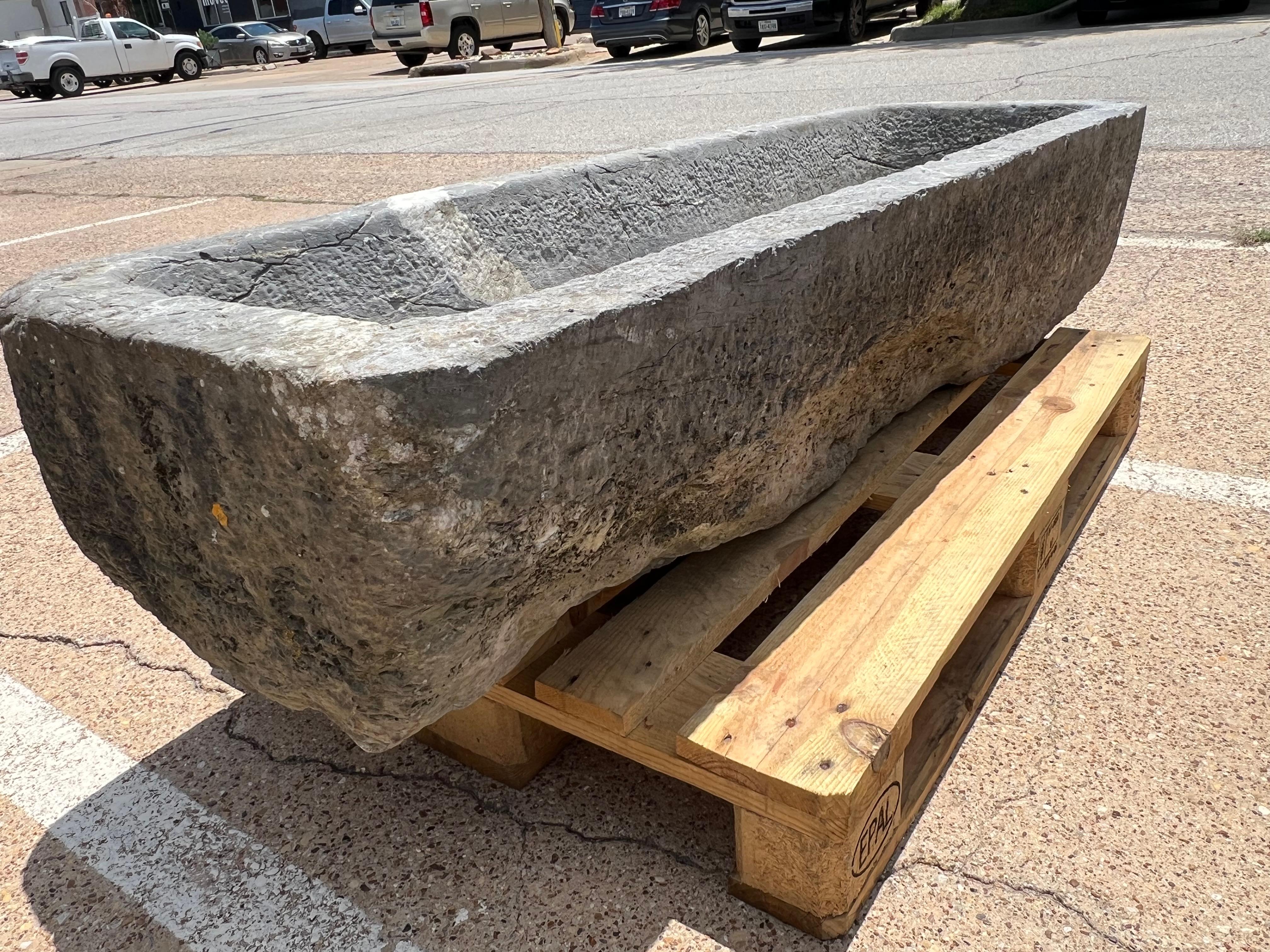 XIXe siècle Abreuvoir français du 19ème siècle en rare A Stone bleue des Pyrénées en vente
