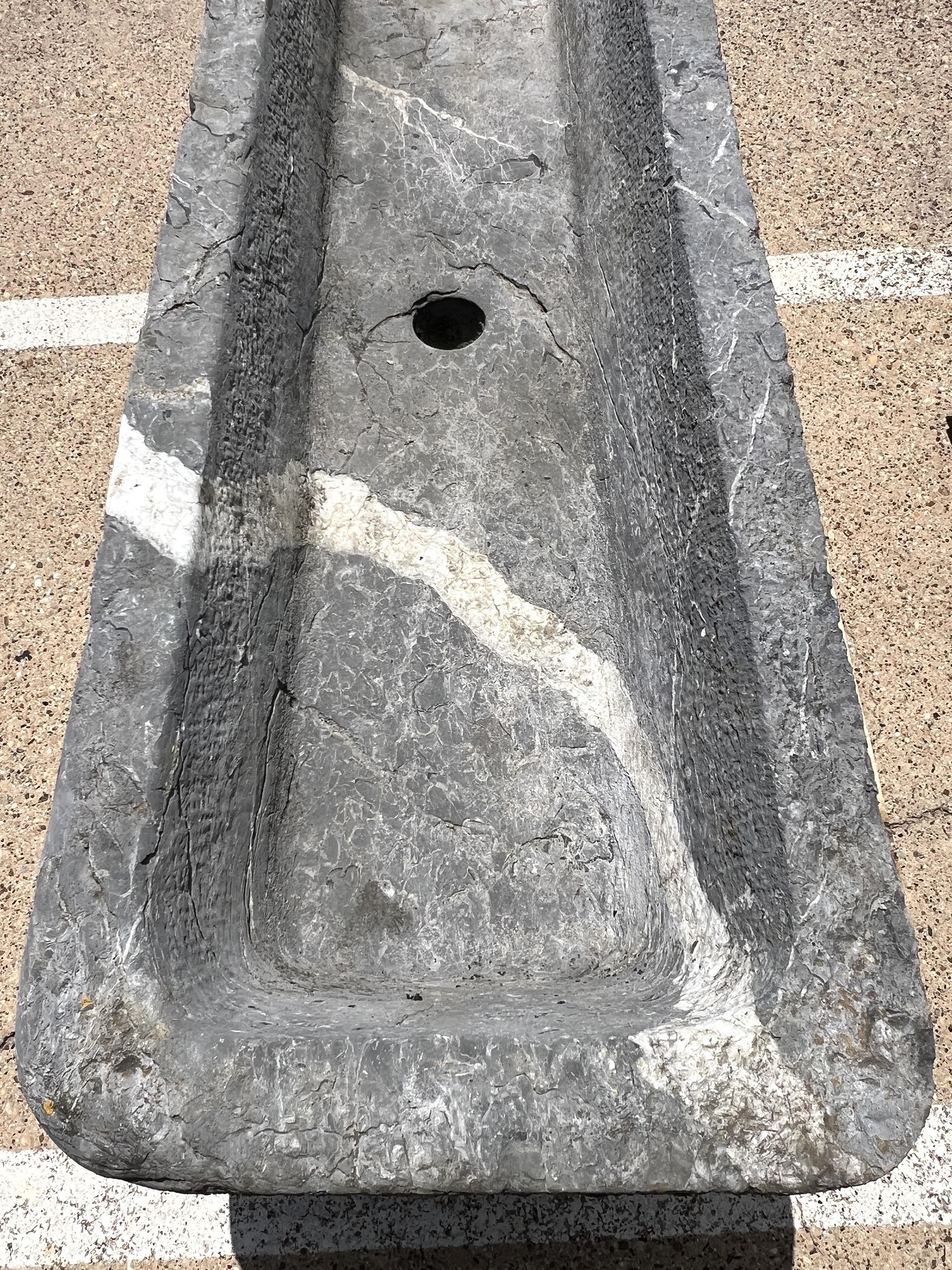 Pierre Abreuvoir français du 19ème siècle en rare A Stone bleue des Pyrénées en vente