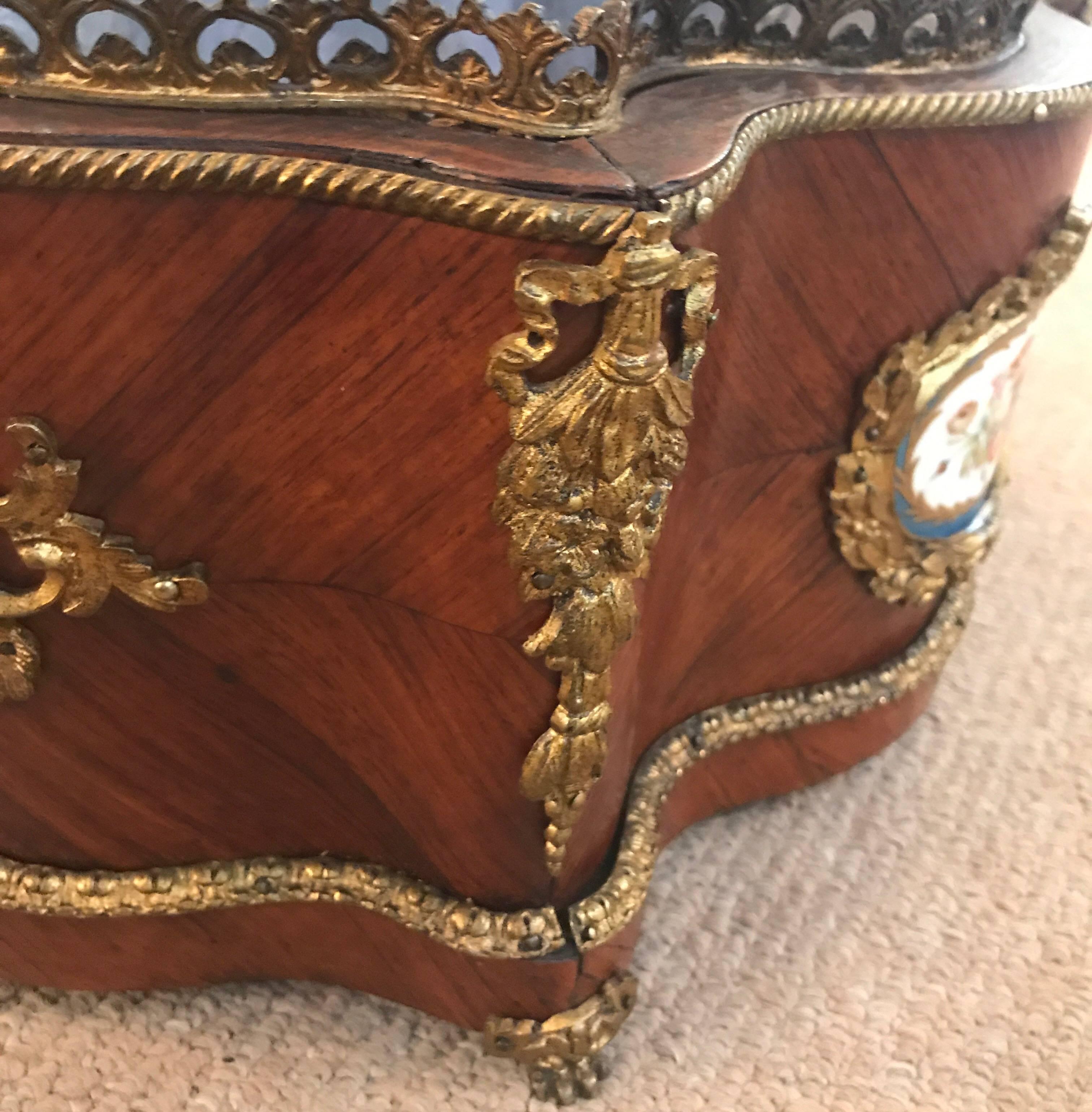 19th Century French Tulip Wood Jardinière Planter with Liner In Excellent Condition In Lambertville, NJ