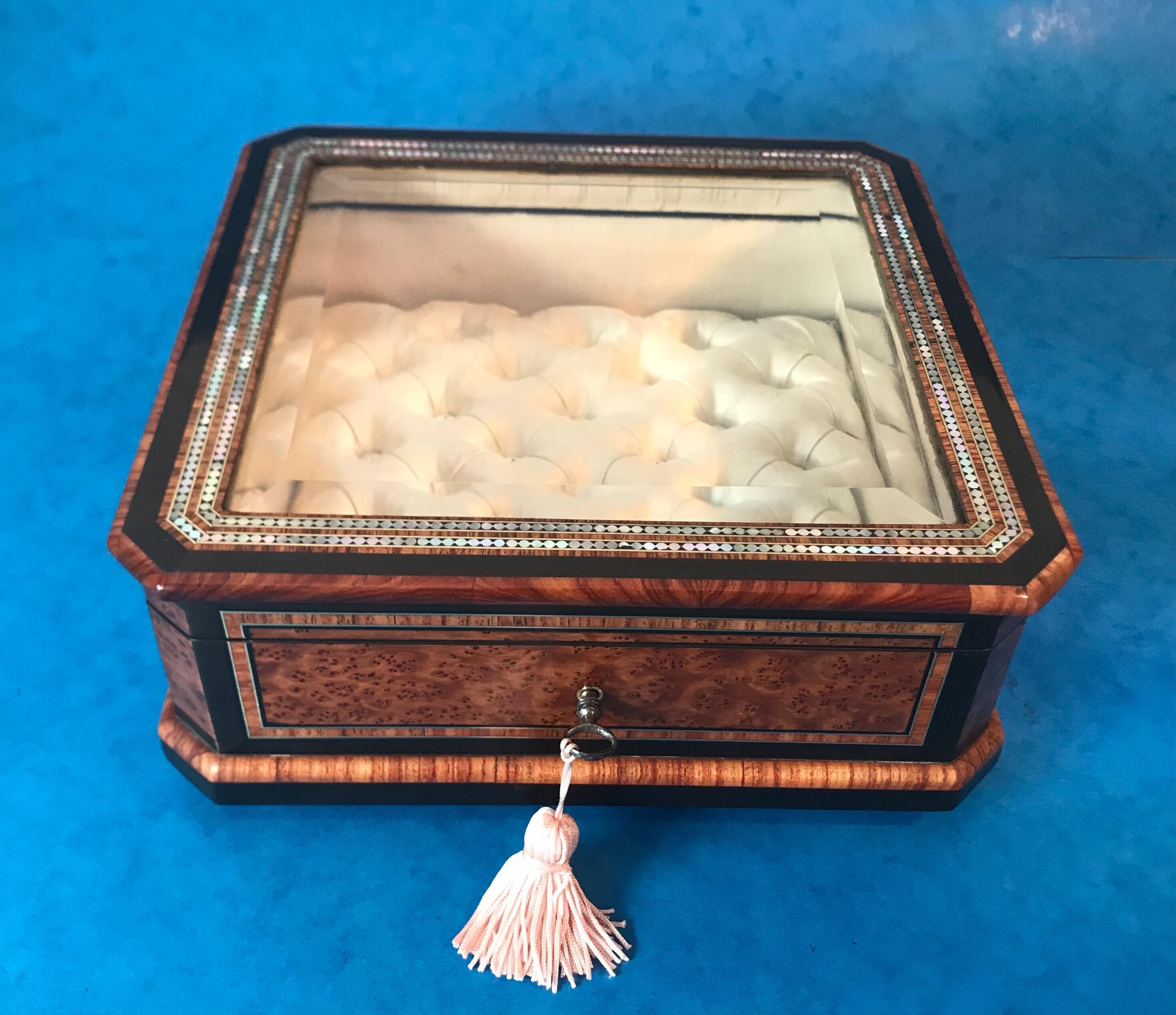 19th Century French Tulipwood Cross Banded, Burr Cedar Jewellery Display Box In Good Condition In Windsor, Berkshire