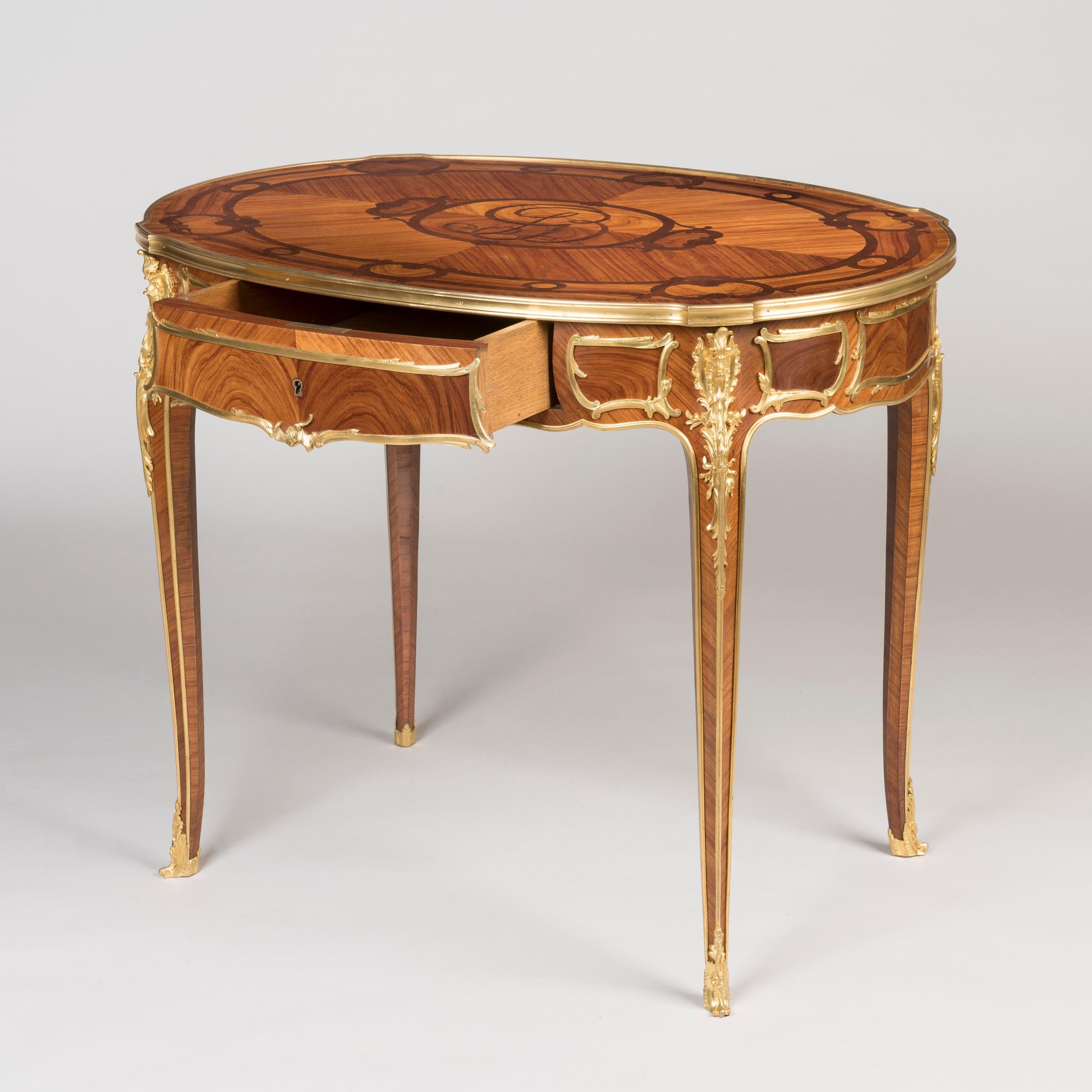 Französischer Tulpenholztisch aus dem 19. Jahrhundert im Louis-XVI-Stil (Goldbronze) im Angebot