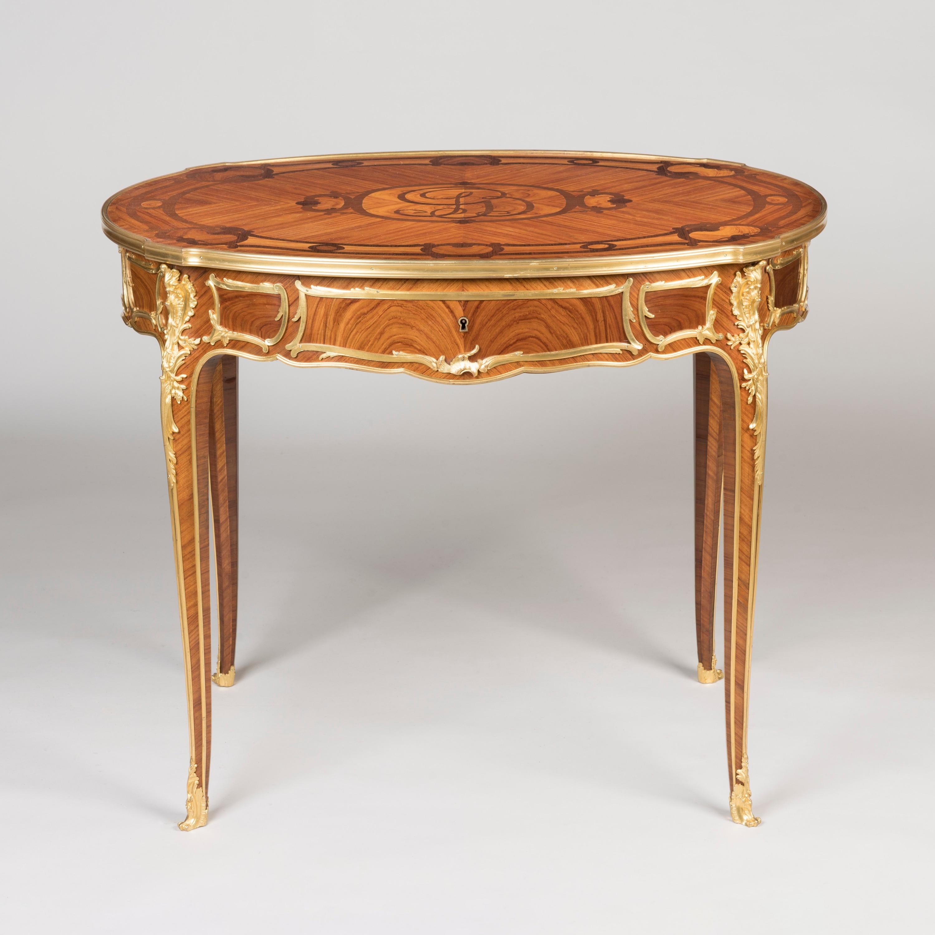 Französischer Tulpenholztisch aus dem 19. Jahrhundert im Louis-XVI-Stil im Angebot 1