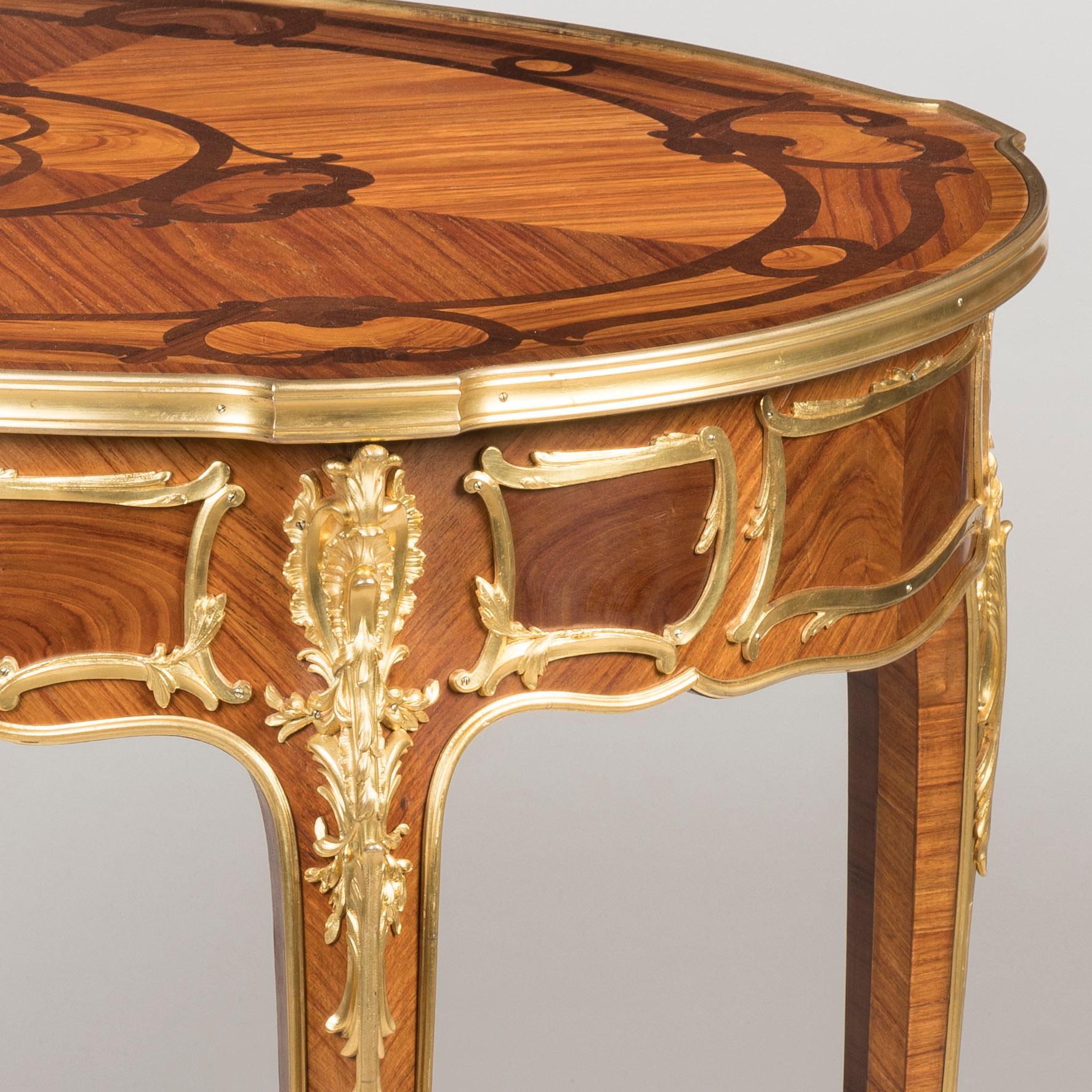 Table française du 19ème siècle en bois de tulipier de style Louis XVI en vente 1