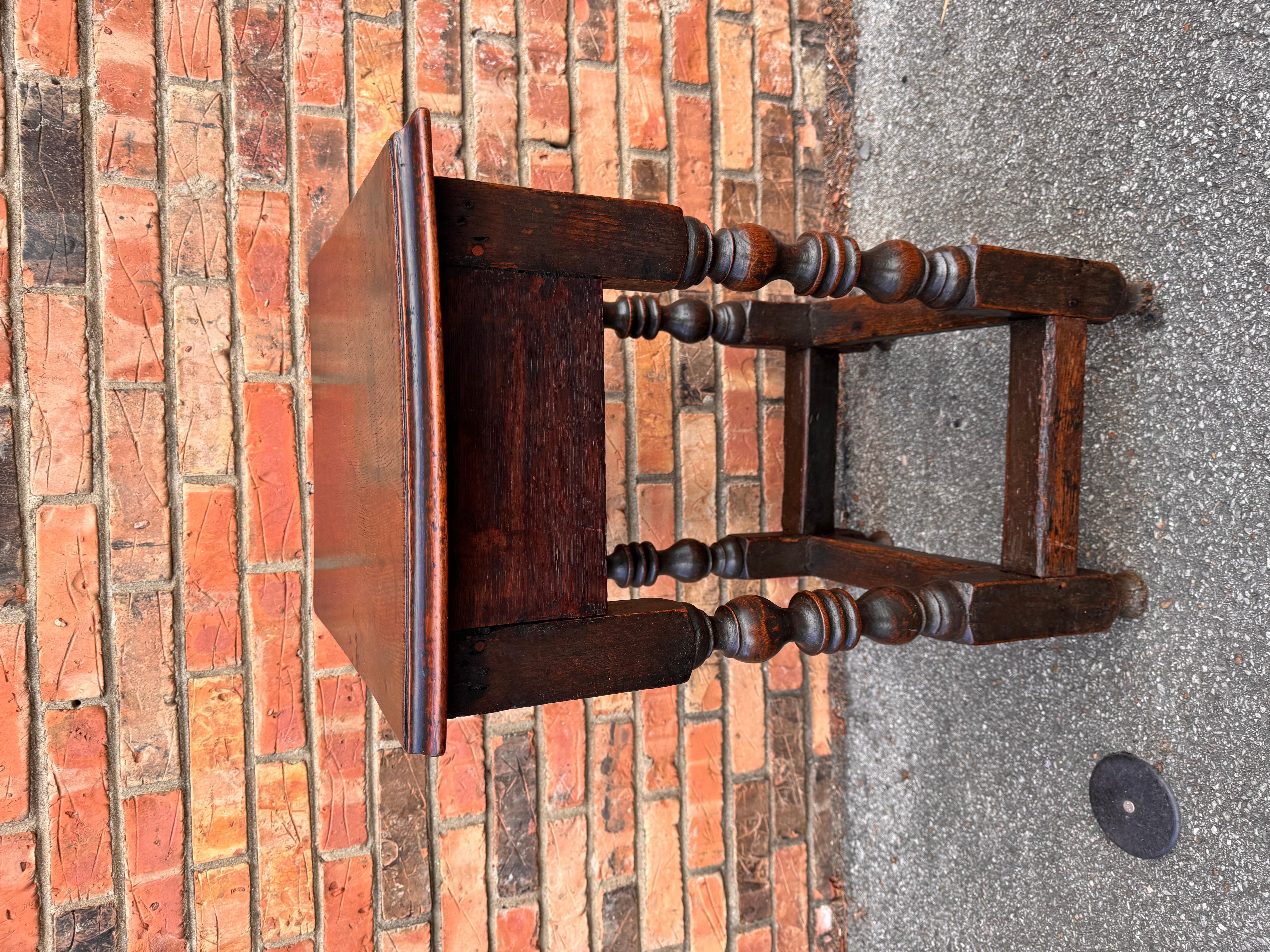Tavolino a gambe tornite francese del XIX secolo In condizioni buone in vendita a Nashville, TN