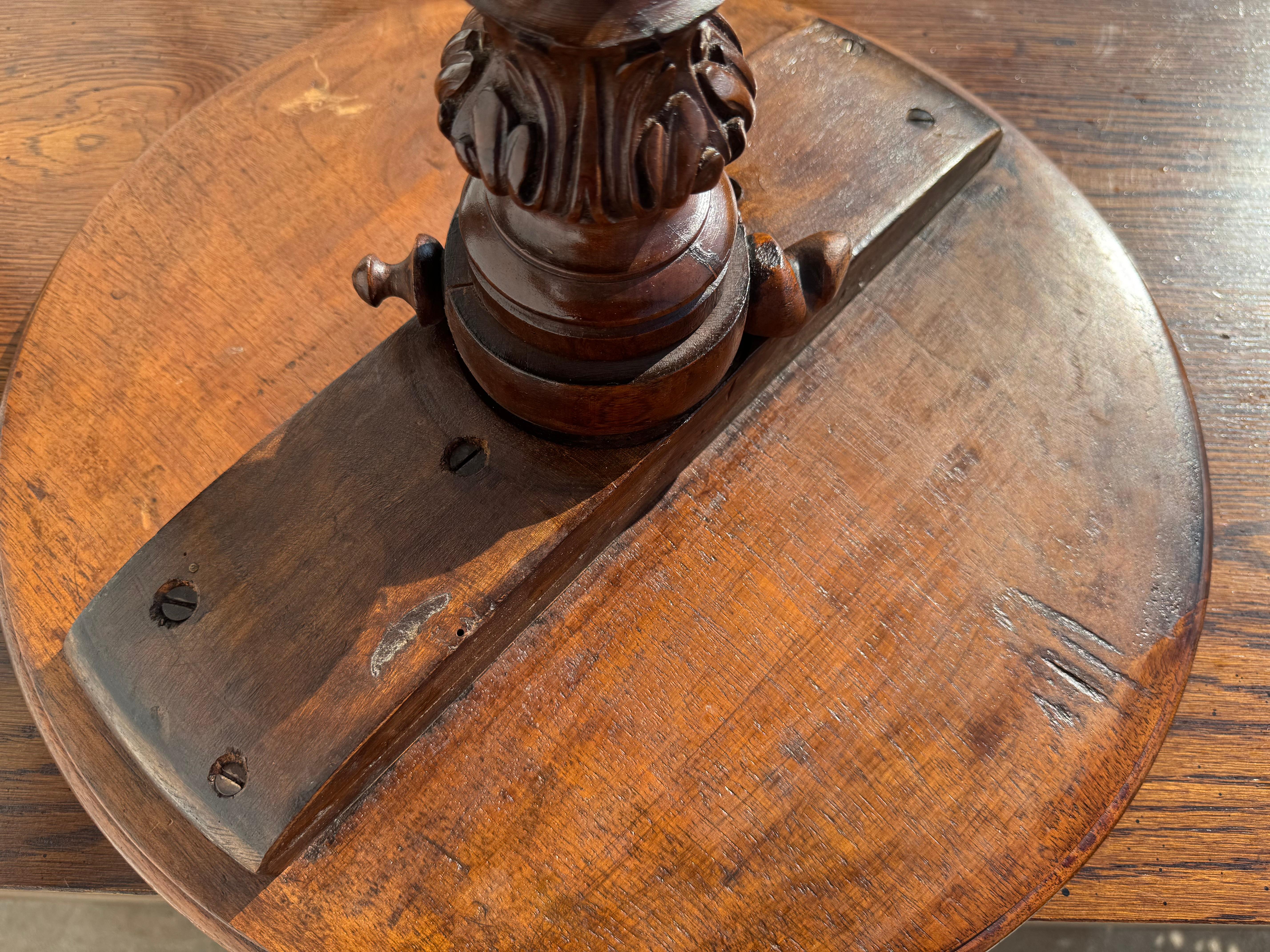 Tavolo da piedistallo francese del XIX secolo intagliato a torsione con piano in radica in vendita 4