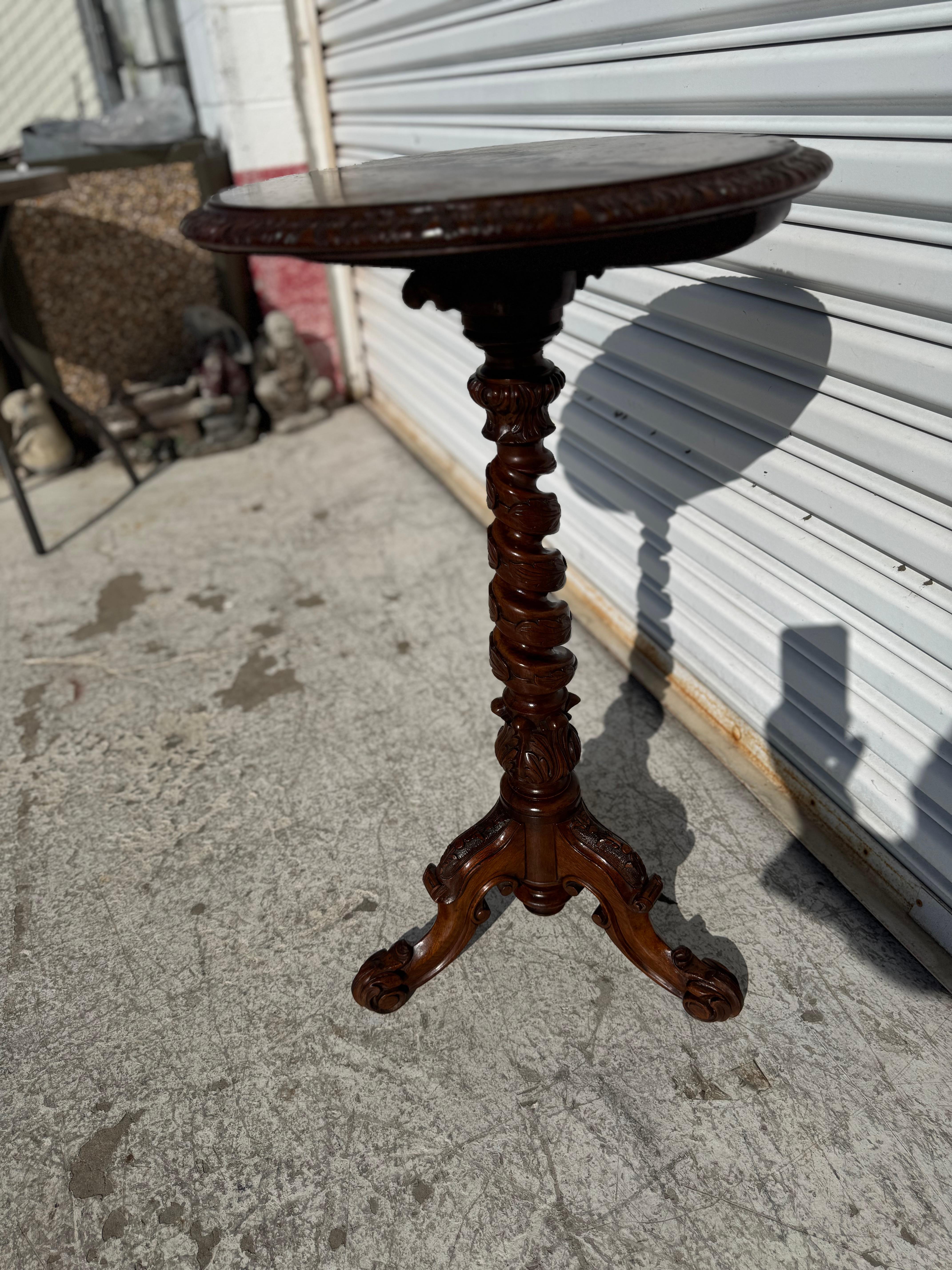 Francese Tavolo da piedistallo francese del XIX secolo intagliato a torsione con piano in radica in vendita