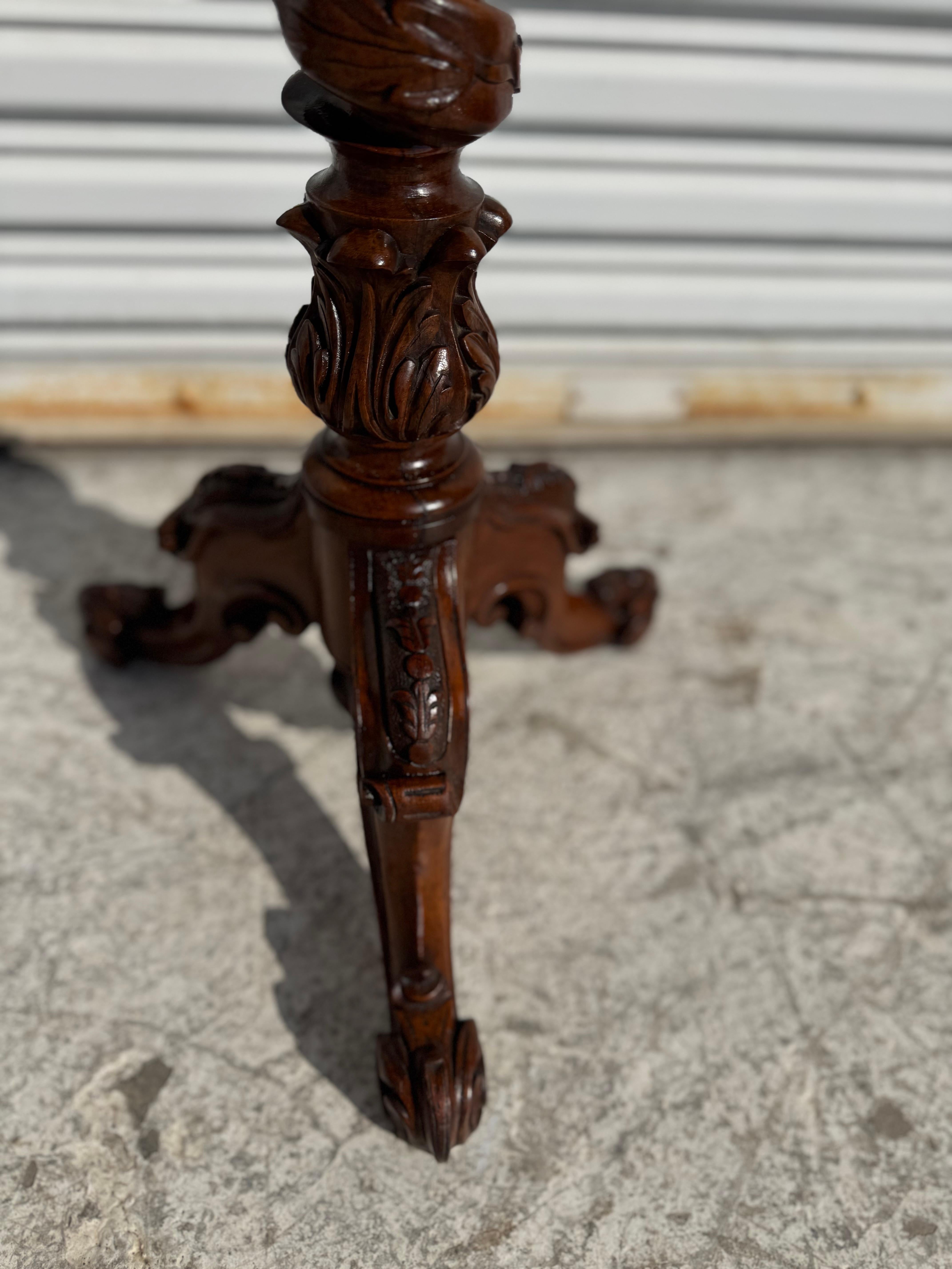 Tavolo da piedistallo francese del XIX secolo intagliato a torsione con piano in radica In condizioni buone in vendita a Pasadena, TX