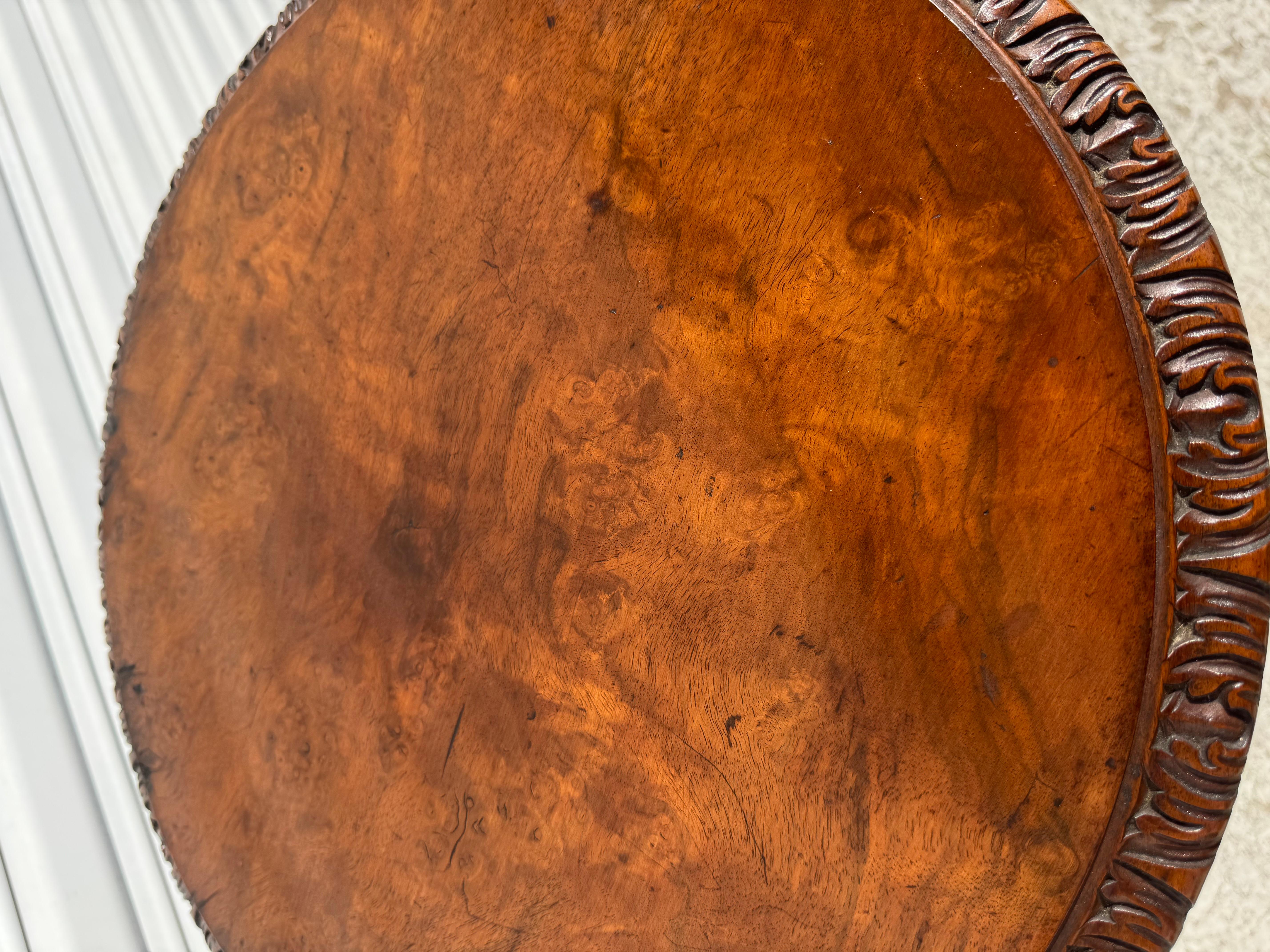 Noce Tavolo da piedistallo francese del XIX secolo intagliato a torsione con piano in radica in vendita