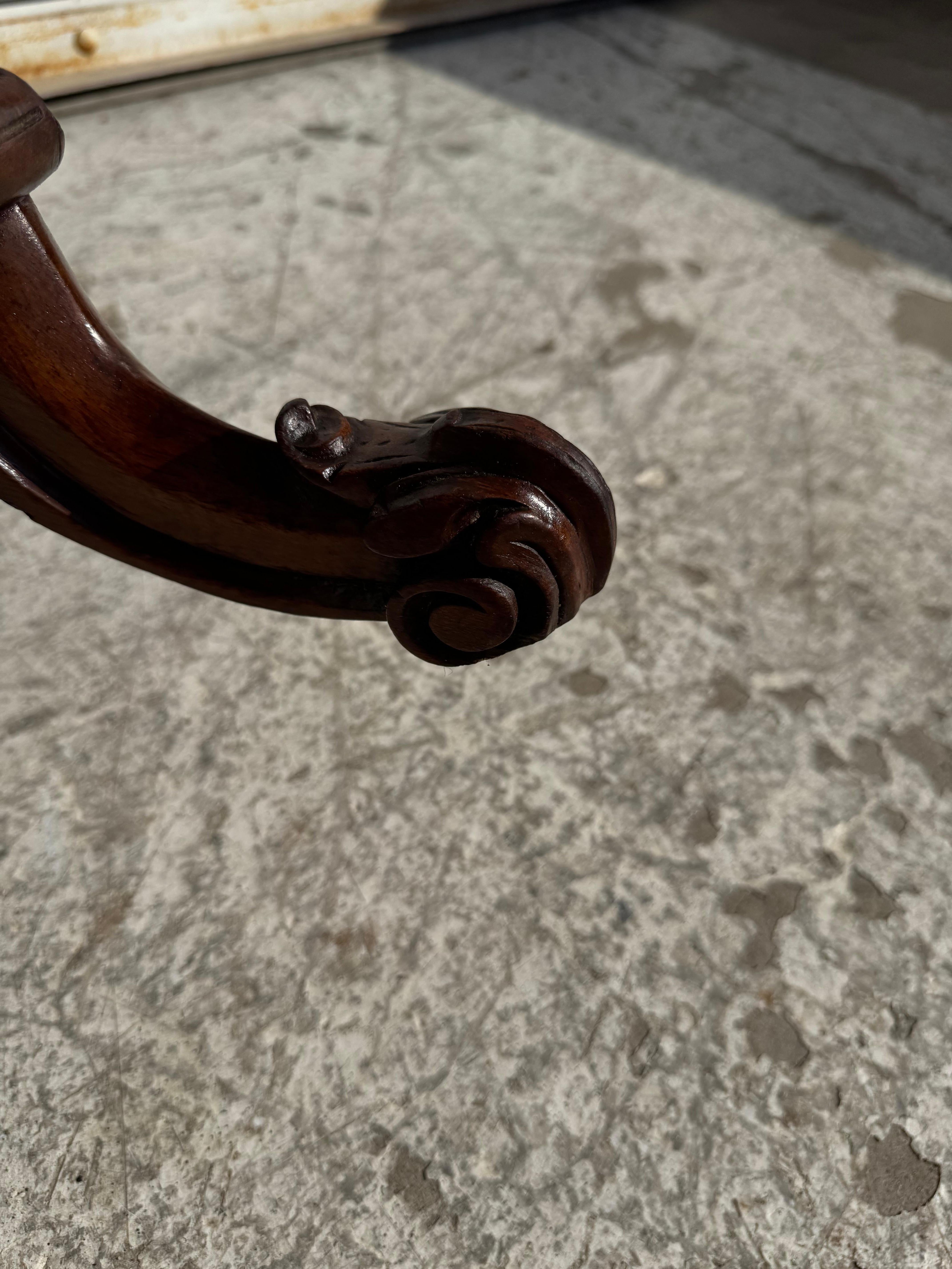 Tavolo da piedistallo francese del XIX secolo intagliato a torsione con piano in radica in vendita 2