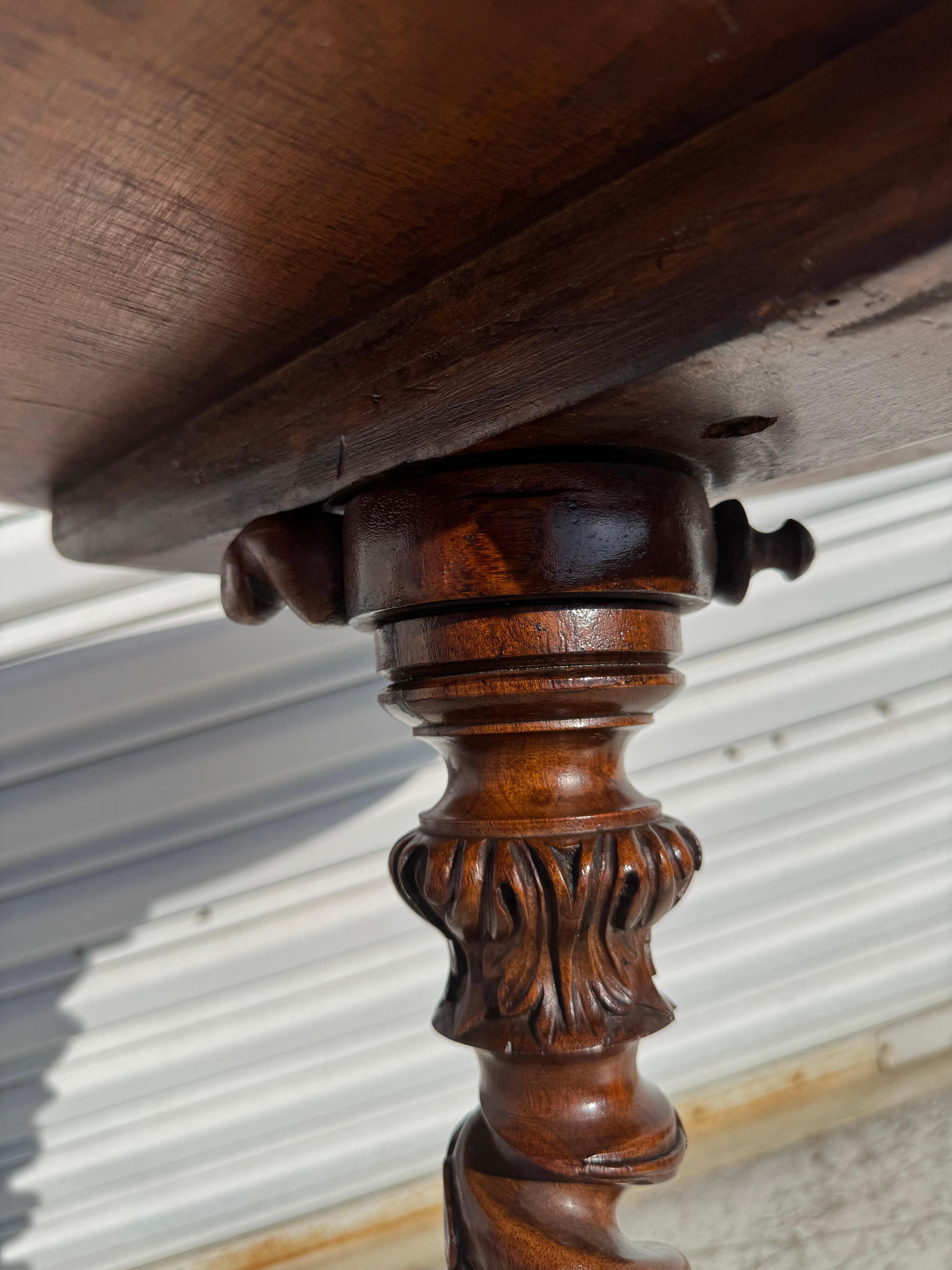 Tavolo da piedistallo francese del XIX secolo intagliato a torsione con piano in radica in vendita 3