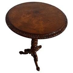 Tavolo da piedistallo francese del XIX secolo intagliato a torsione con piano in radica