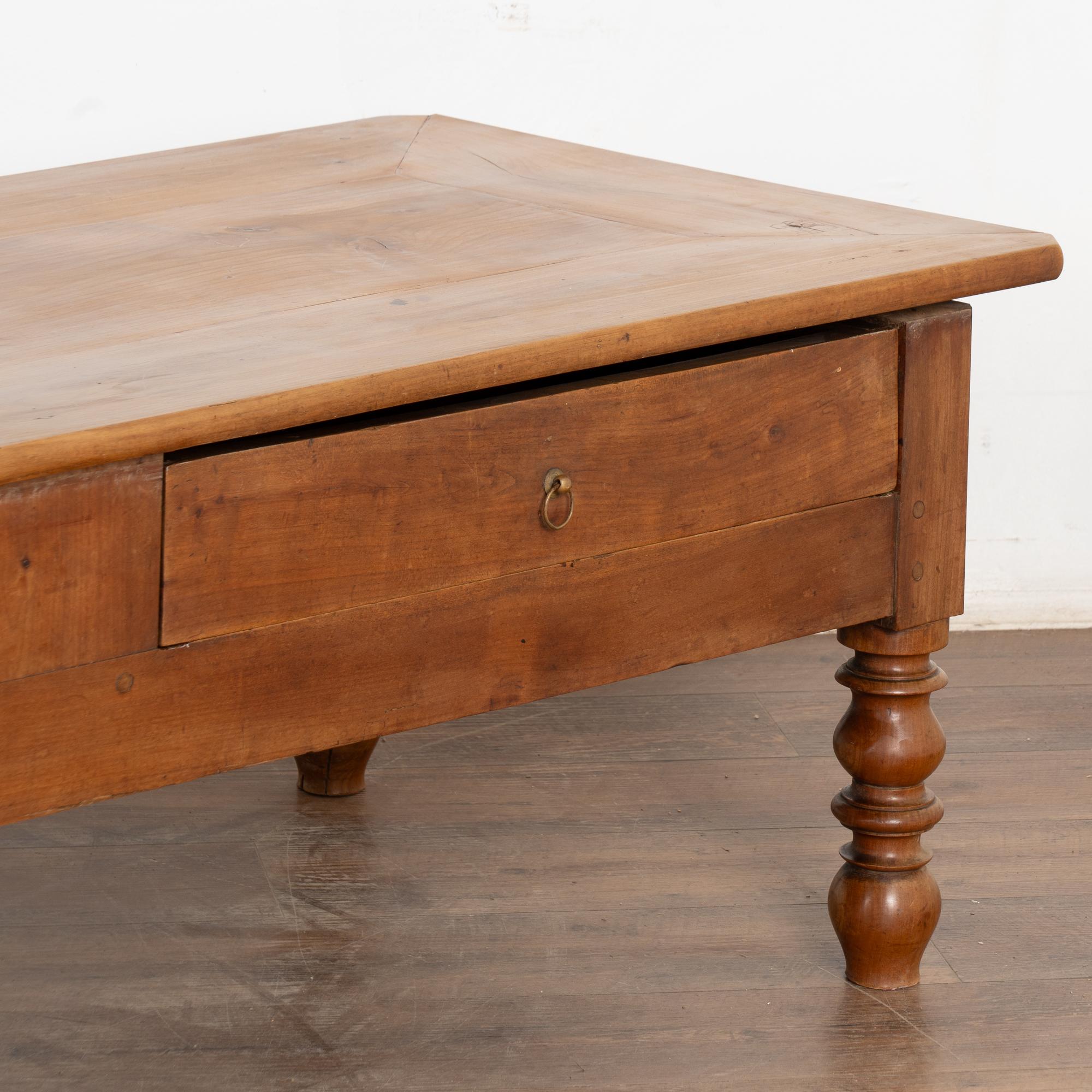 Table basse à deux tiroirs du XIXe siècle en vente 4