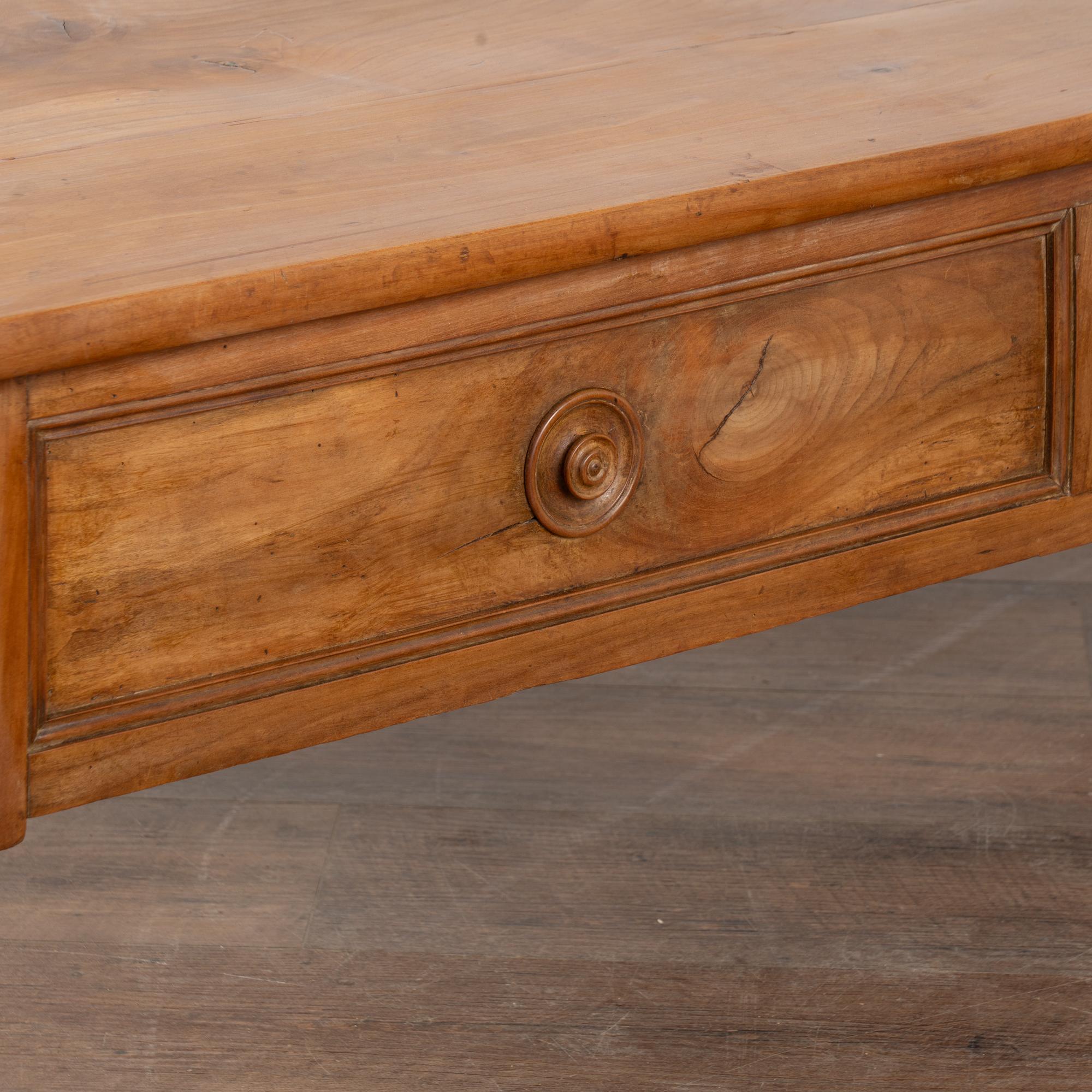 Table basse à deux tiroirs du XIXe siècle en vente 5