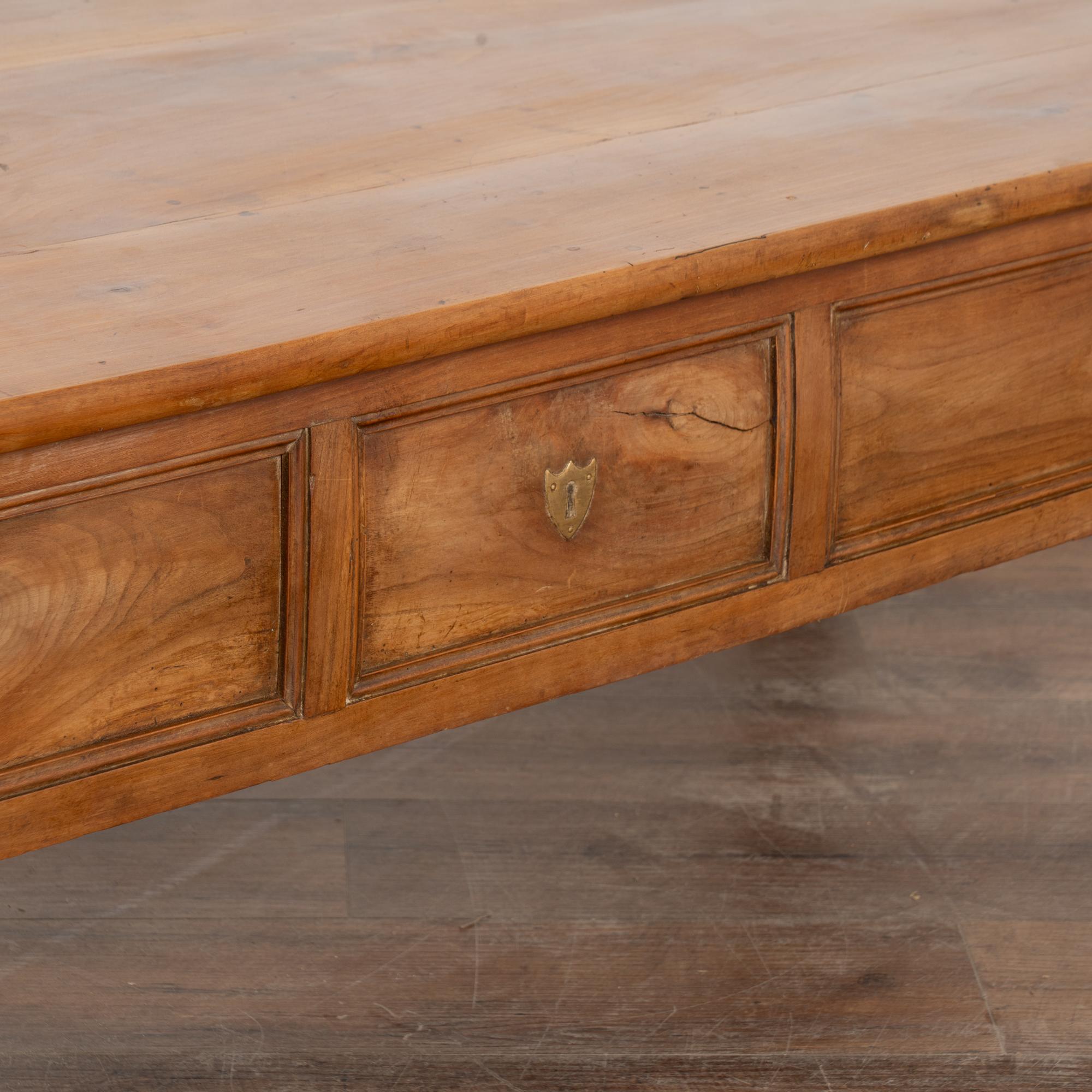 Table basse à deux tiroirs du XIXe siècle en vente 6