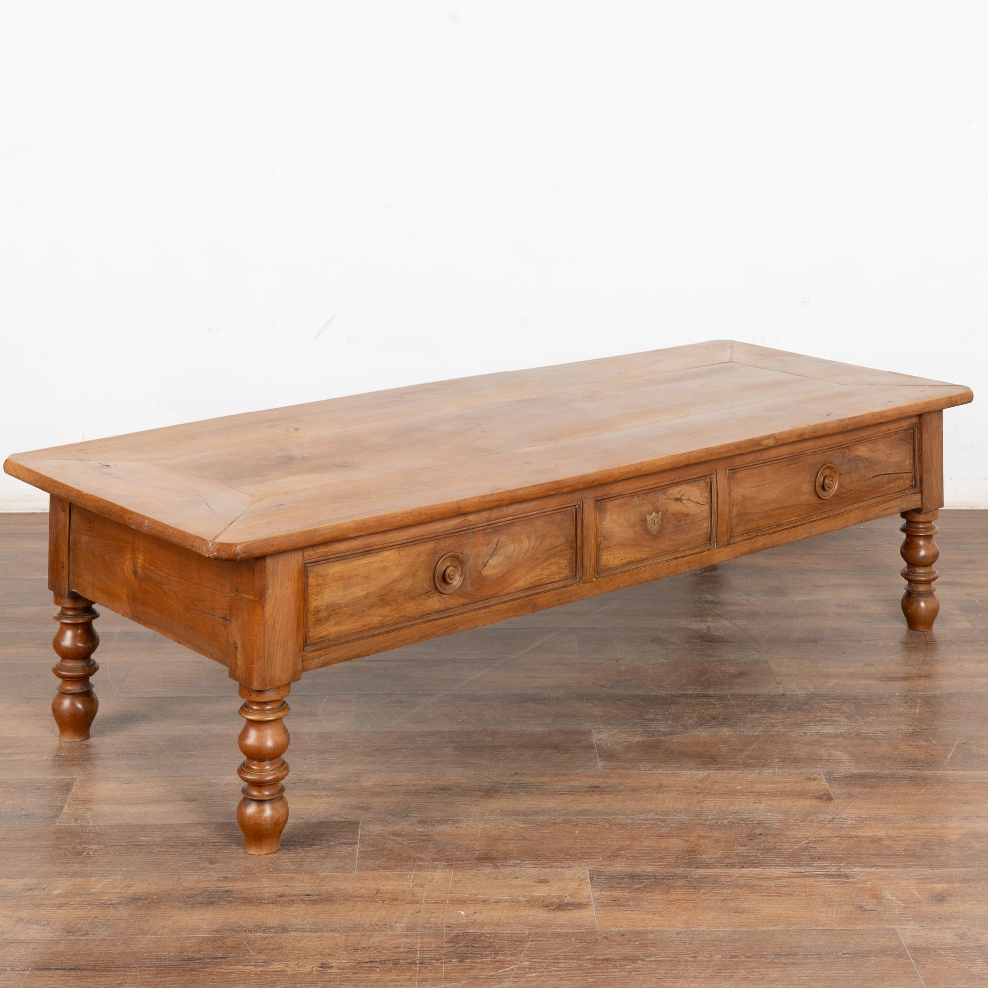 Table basse à deux tiroirs du XIXe siècle en vente 7