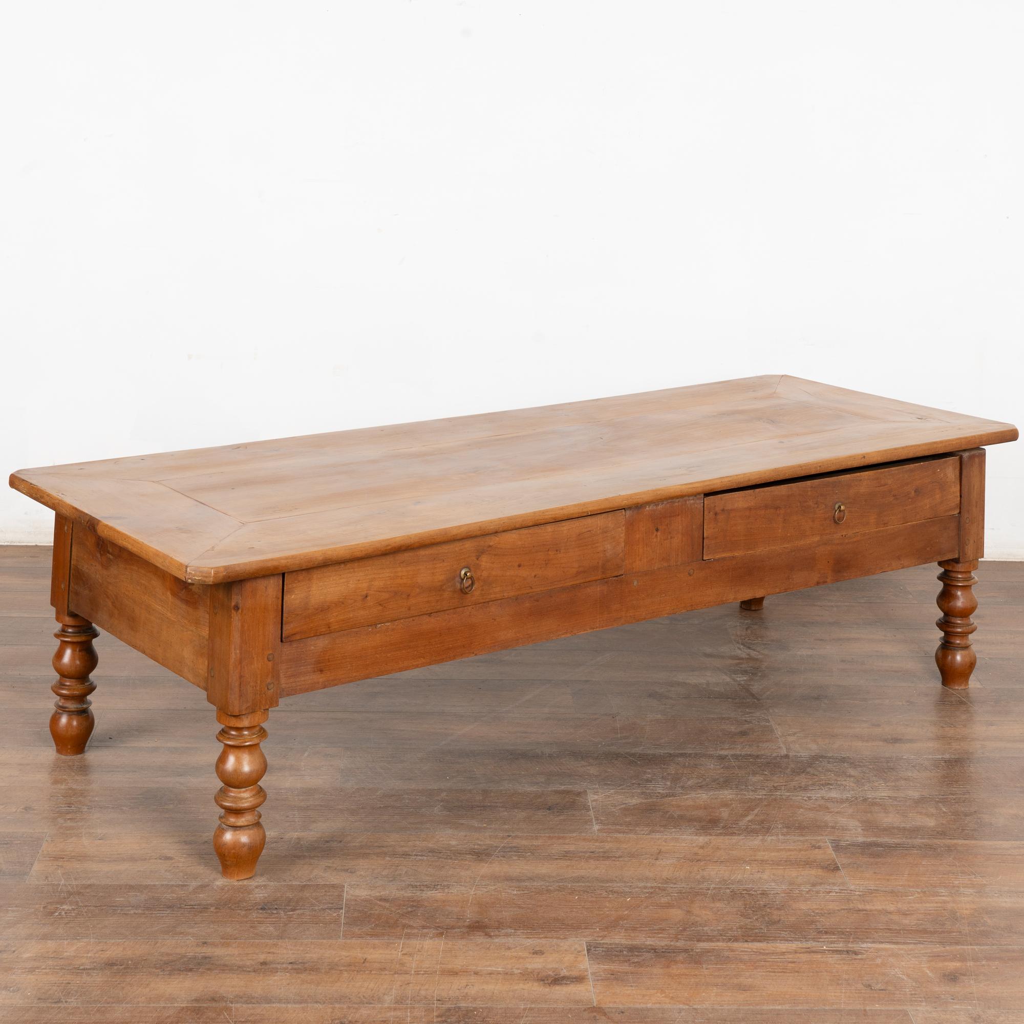 La beauté de cette grande table basse française à deux tiroirs provient de la chaude patine de l'acajou vieilli.
Restauré, fort et stable. Toutes les rayures, taches, fissures, bosses et séparations liées à l'âge sont le reflet de l'âge et ne