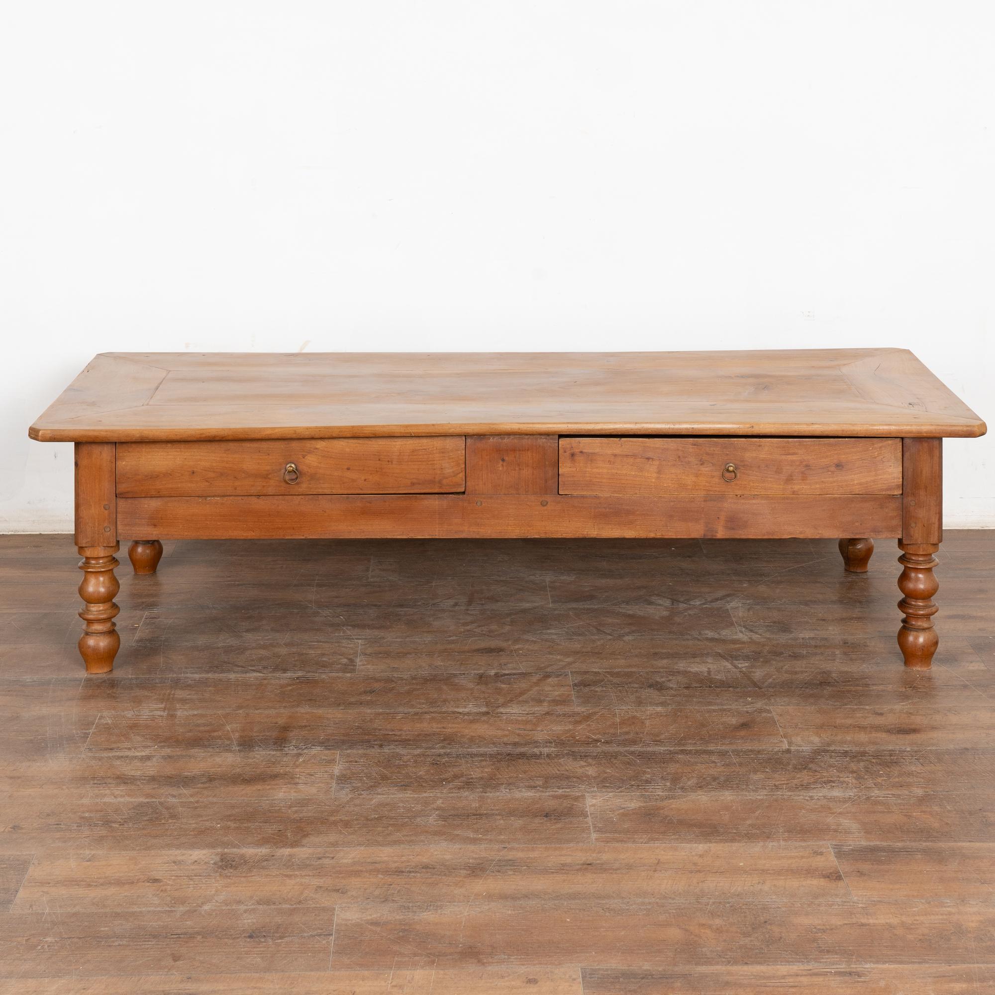 Français Table basse à deux tiroirs du XIXe siècle en vente