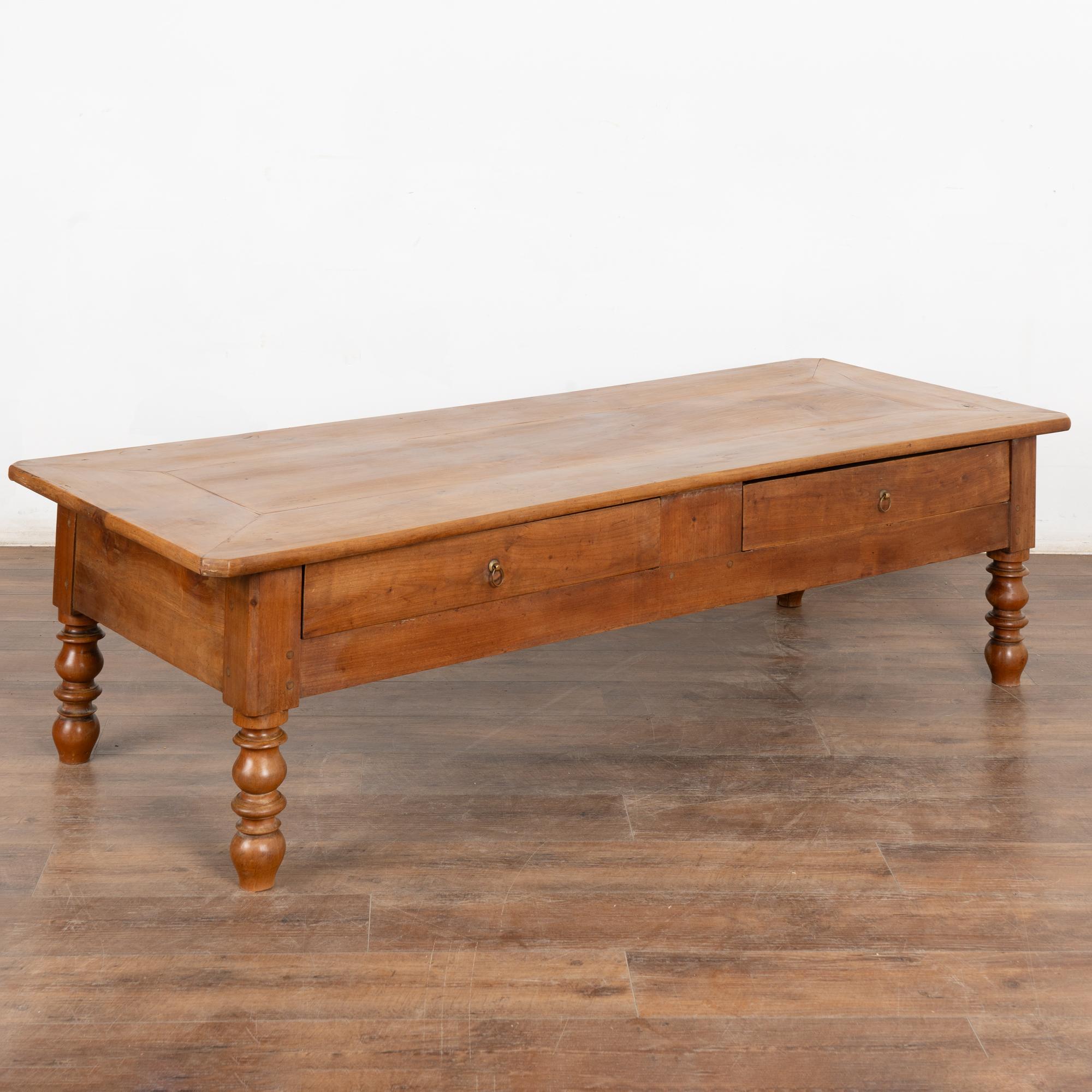 Table basse à deux tiroirs du XIXe siècle Bon état - En vente à Round Top, TX