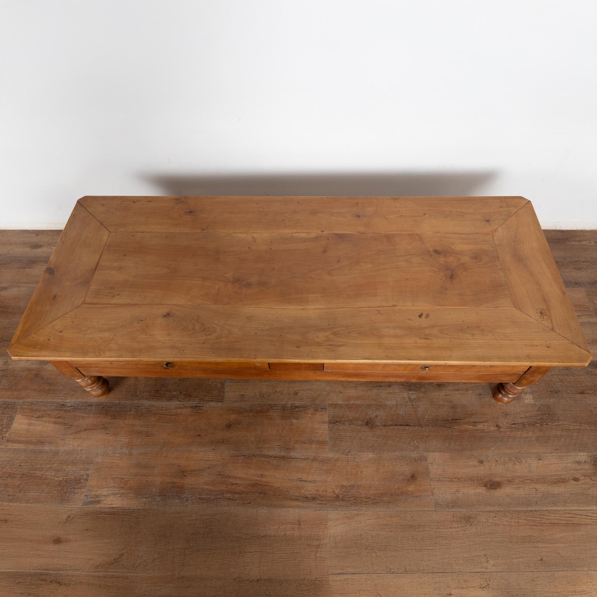 Acajou Table basse à deux tiroirs du XIXe siècle en vente