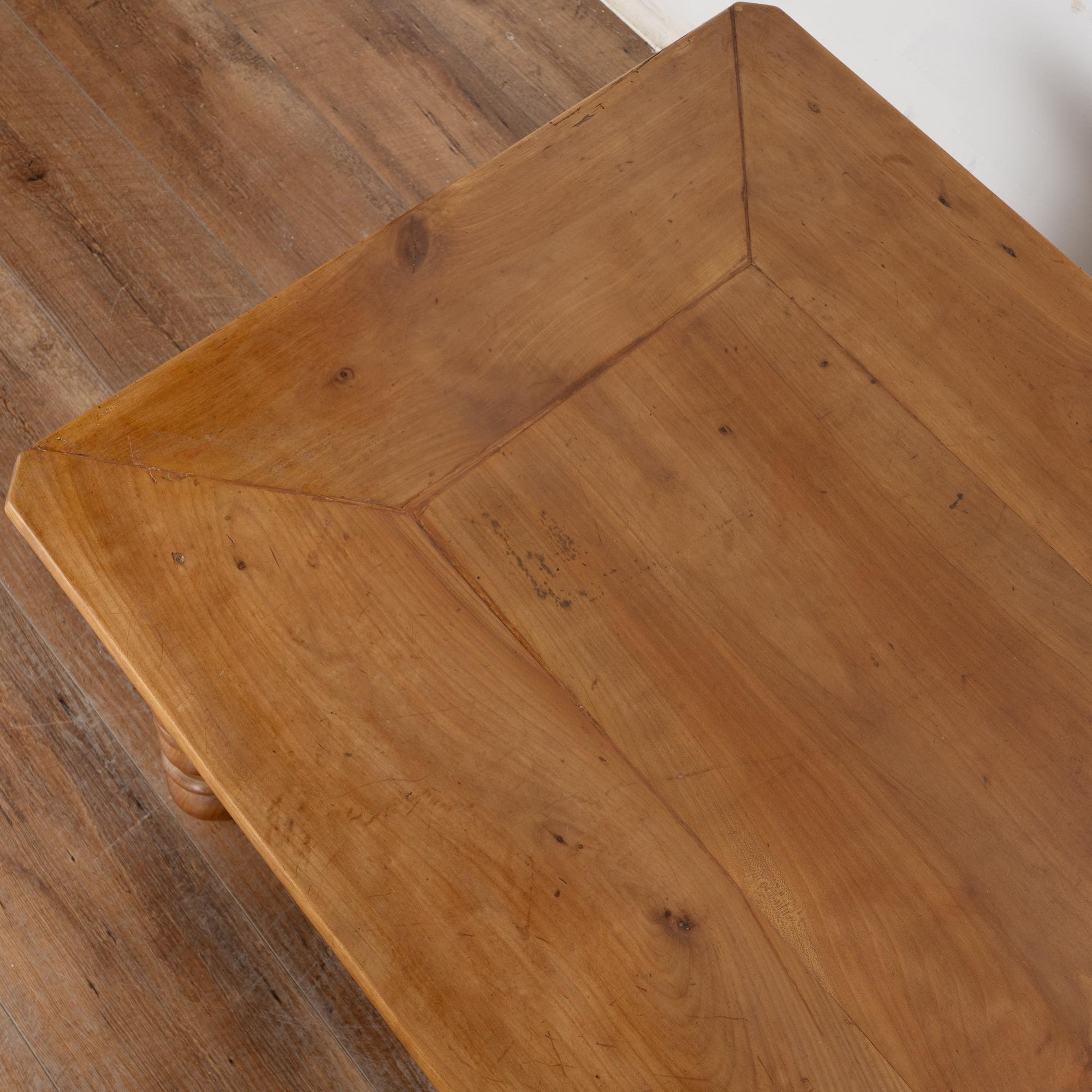 Table basse à deux tiroirs du XIXe siècle en vente 1