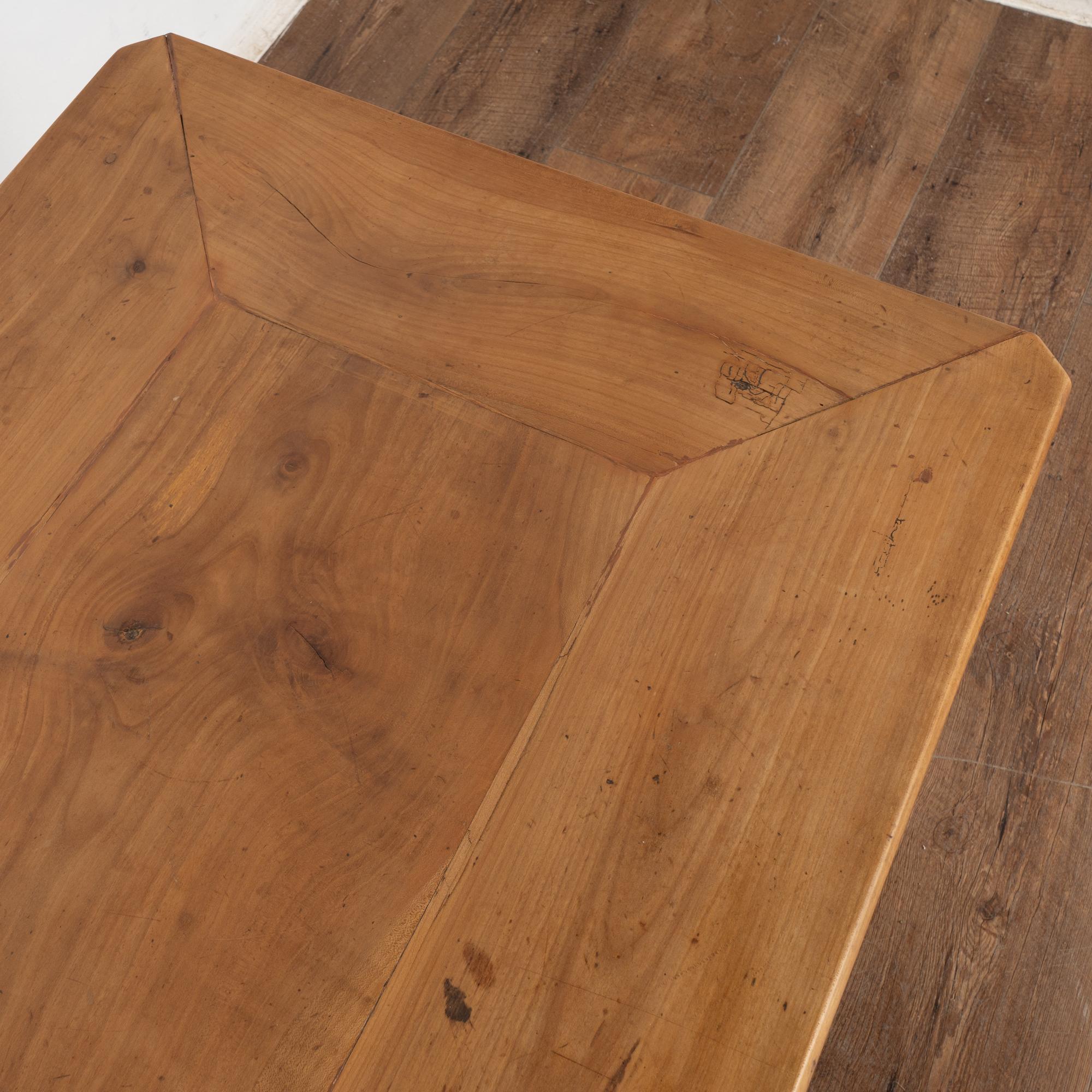 Table basse à deux tiroirs du XIXe siècle en vente 2