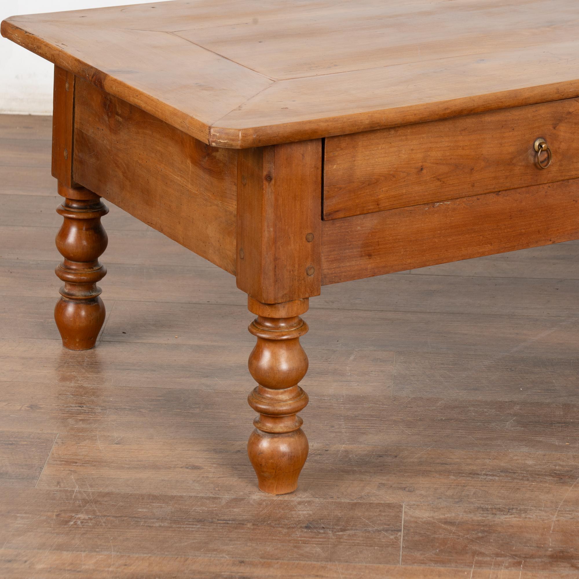 Table basse à deux tiroirs du XIXe siècle en vente 3