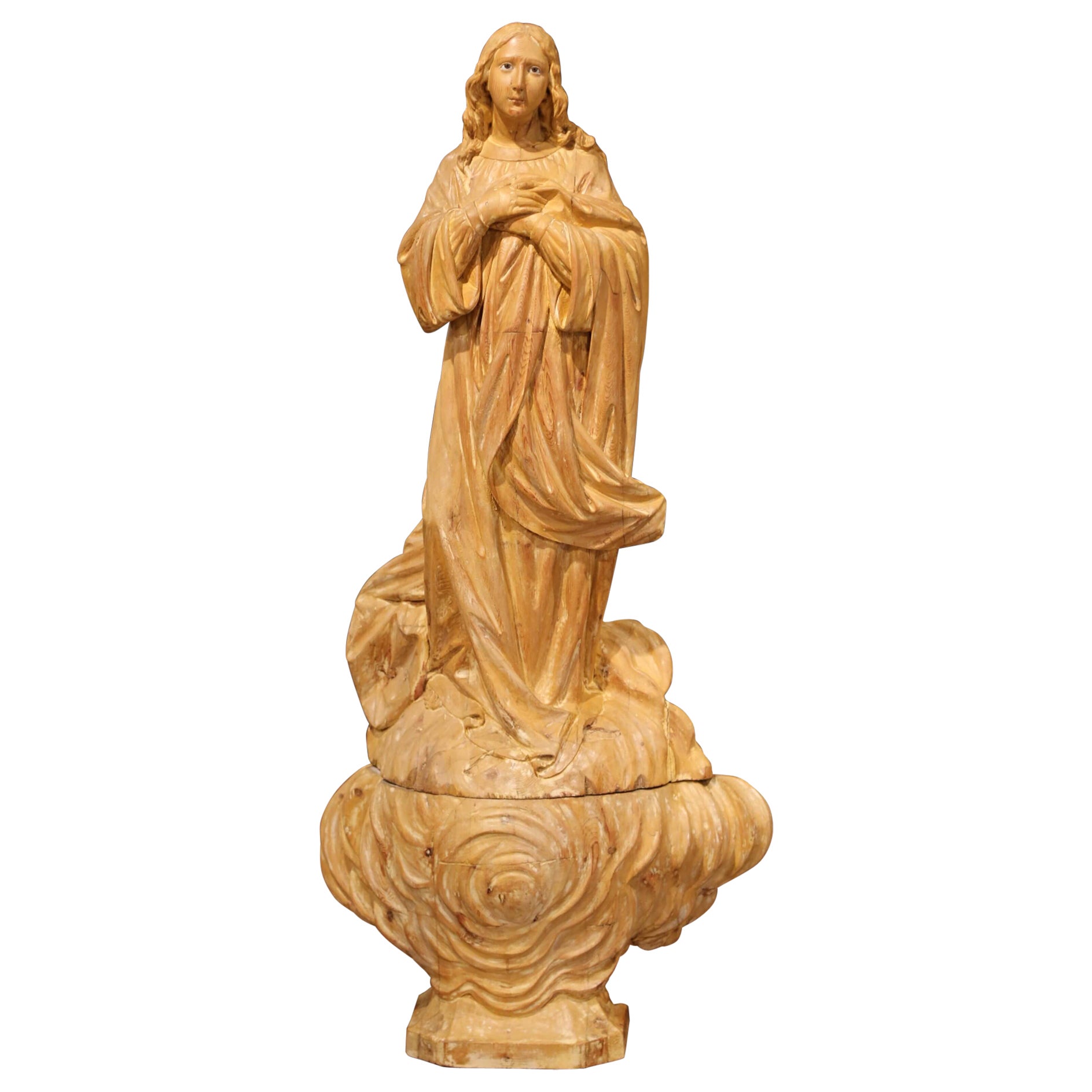 Figure religieuse française en pin sculpté du début du XIXe siècle sur socle sculpté en forme de nuage en vente
