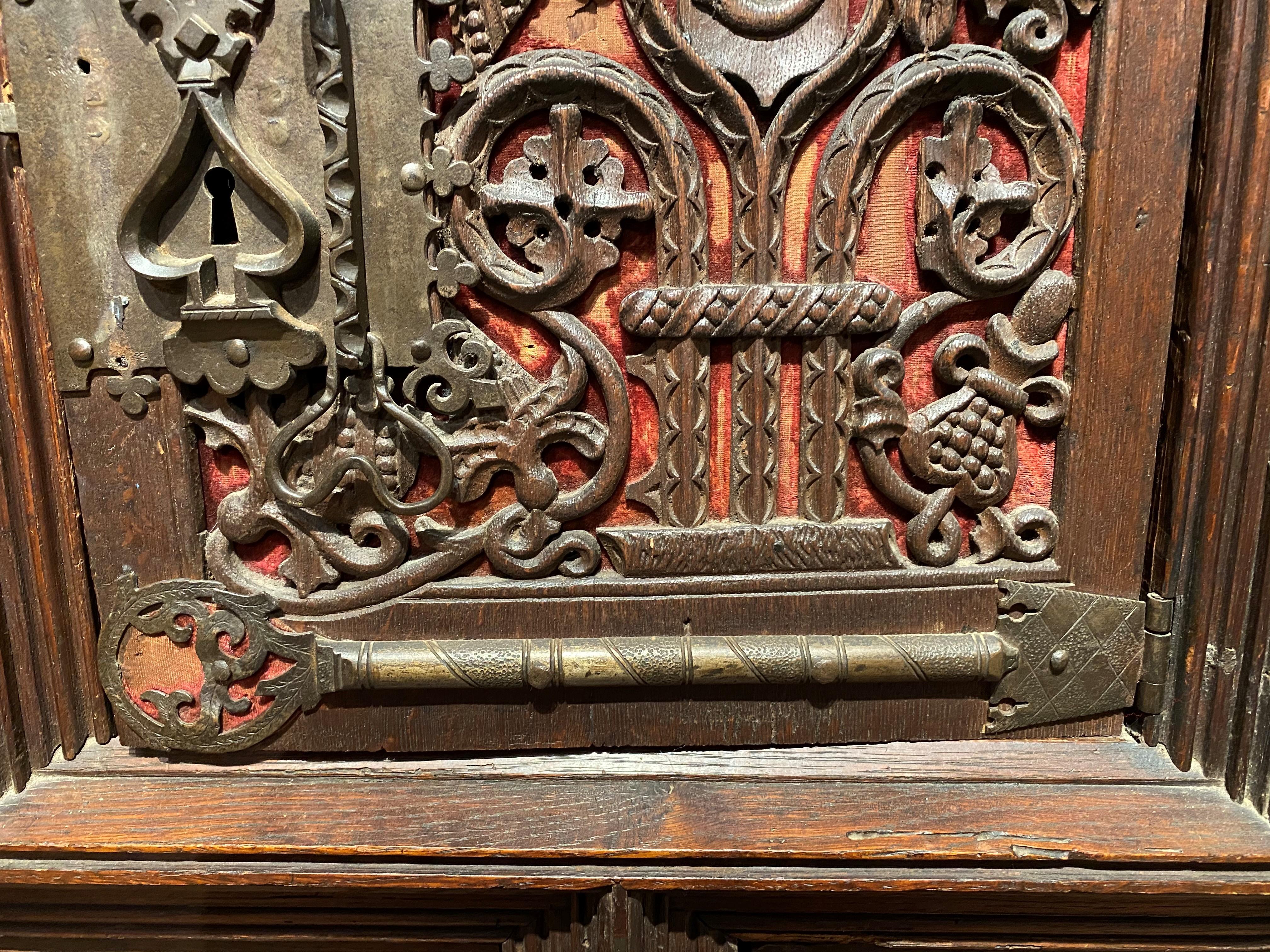 Meuble de rangement français en chêne de style gothique du 19ème siècle, deux pièces en vente 2